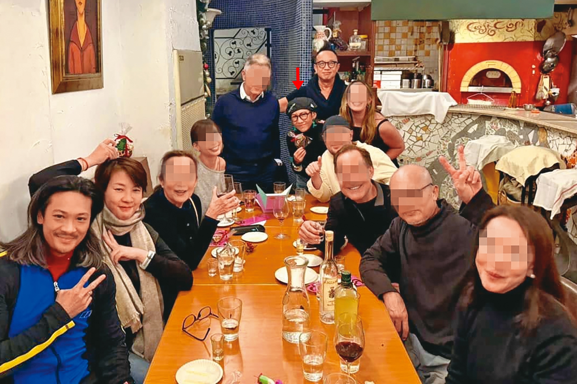 耶誕佳節，黃家人都會相聚，如今傳出去年耶誕節，Vicky（箭頭處）一人對戰黃家人，讓黃大煒忍無可忍，決心分手。（翻攝自黃大煒臉書）