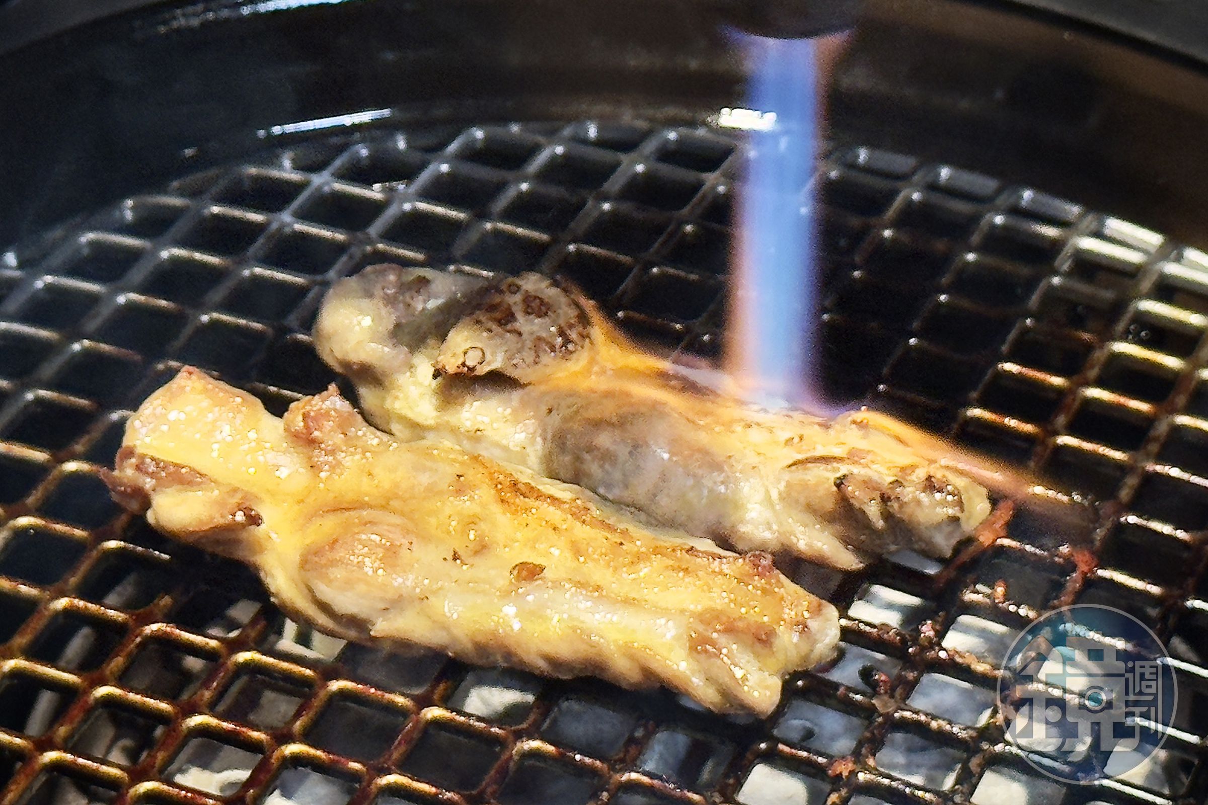 開胃菜後的第一道烤「雞頸肉芯」,搭配炙燒,讓雞肉保持外層微焦,肉質Q彈多汁。