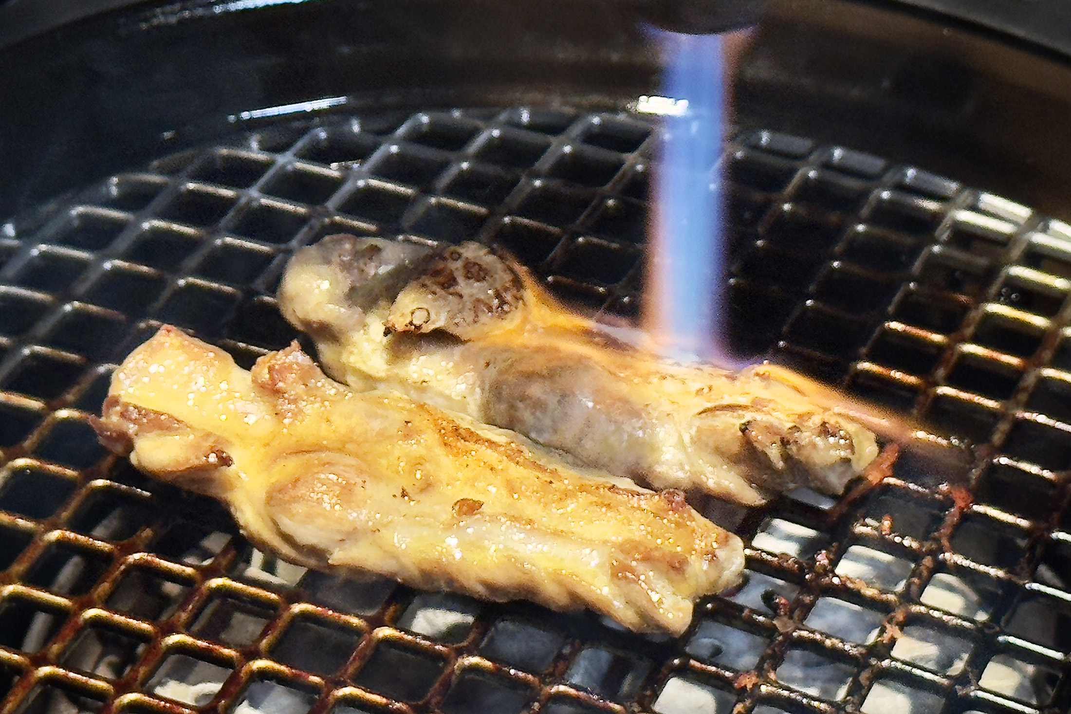開胃菜後的第一道烤「雞頸肉芯」，搭配炙燒，讓雞肉保持外層微焦，肉質Q彈多汁。