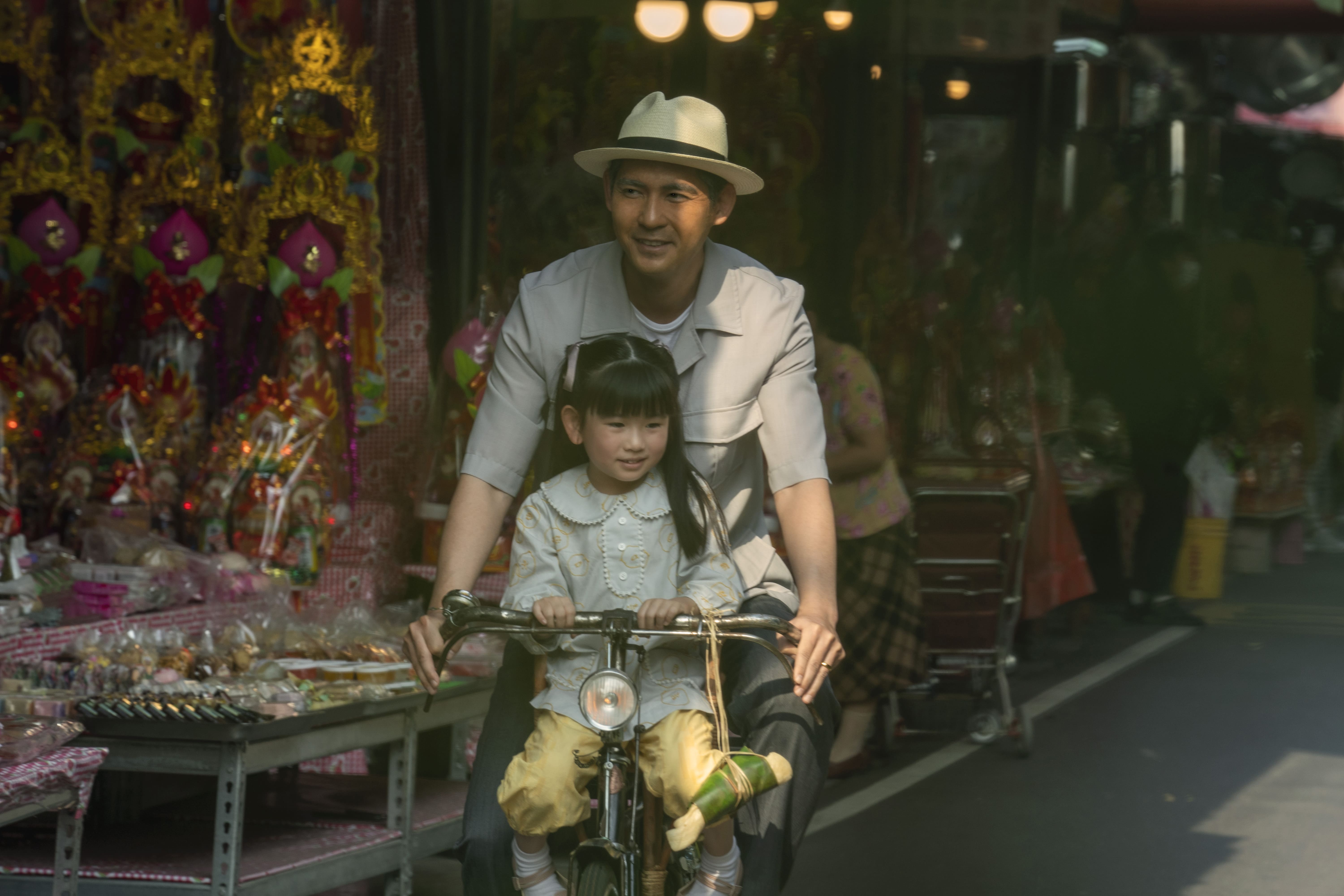 周渝民以老妝飾演1980年代年老時的阿公,騎車載孫女逛街。(甲上娛樂提供)