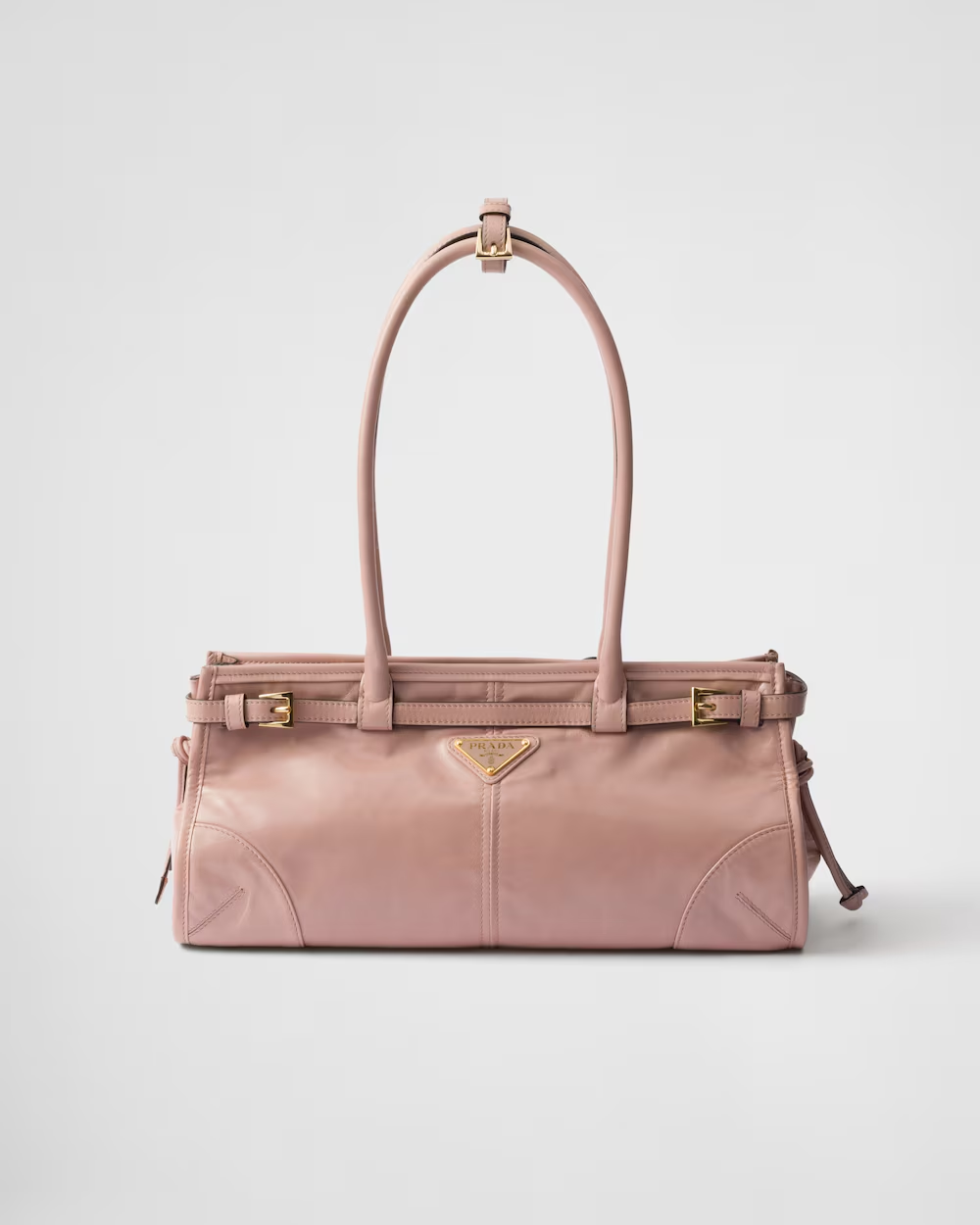 PRADA Soft Lux皮革肩背包。NT$90,000。(PRADA提供)