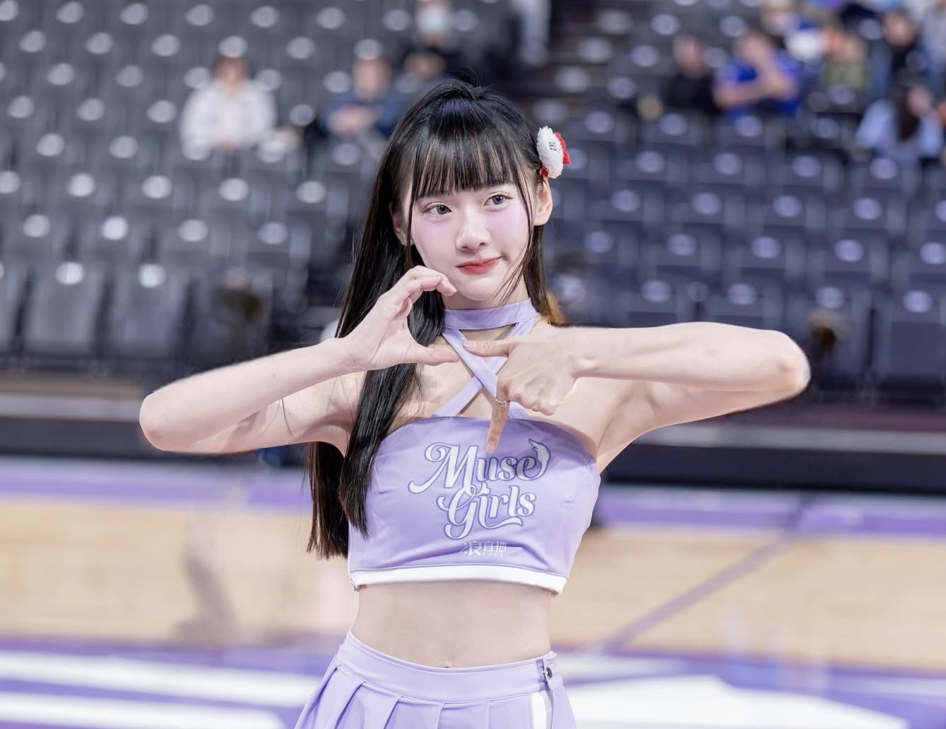 從啦啦隊斜槓當咖啡廳老闆娘,昆娜(Queena)一次面對三難題。(圖/翻攝自昆娜臉書)