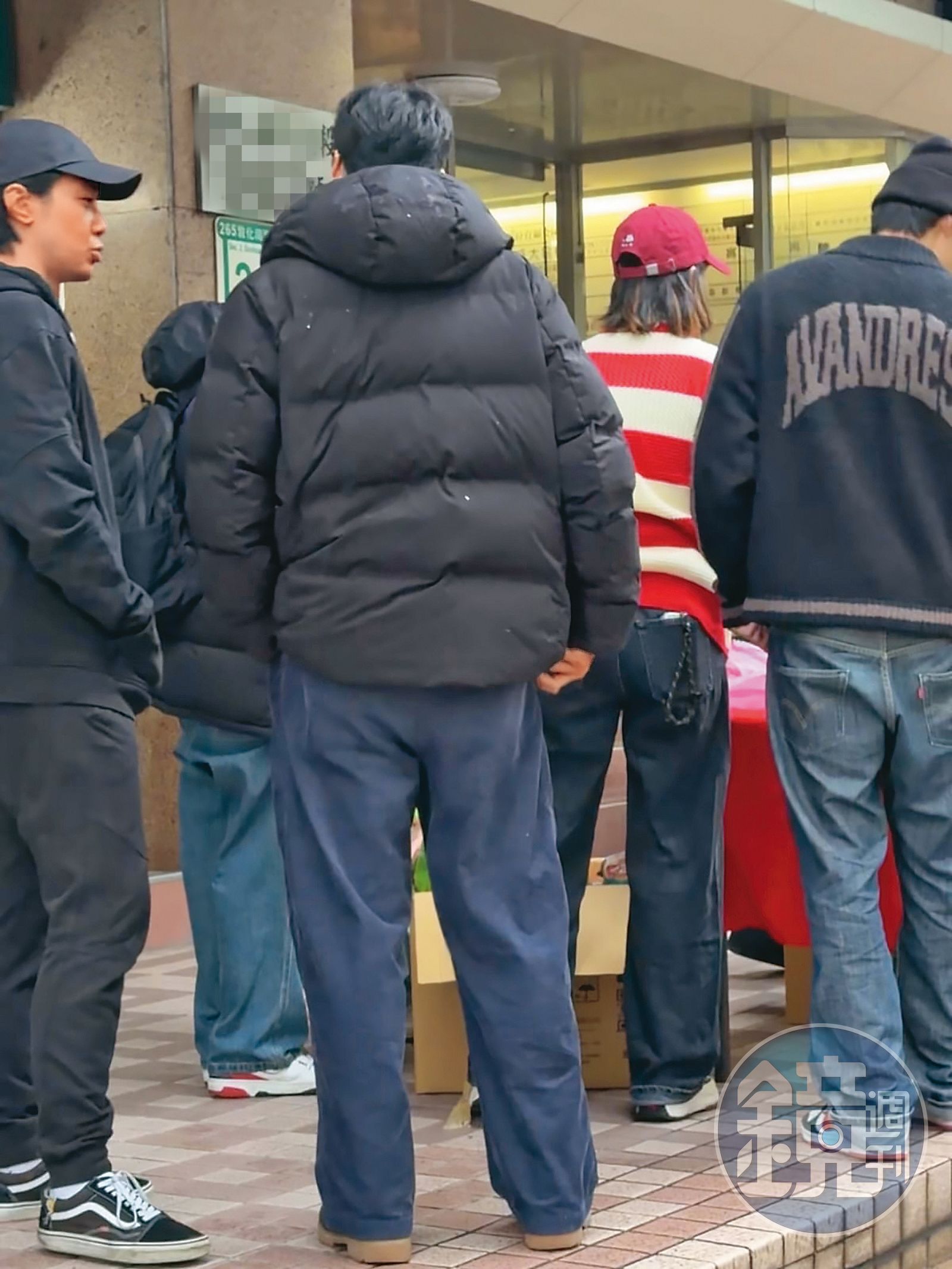 拜拜的時候，薛仕凌（左）跟同事互動頗多。（讀者提供）