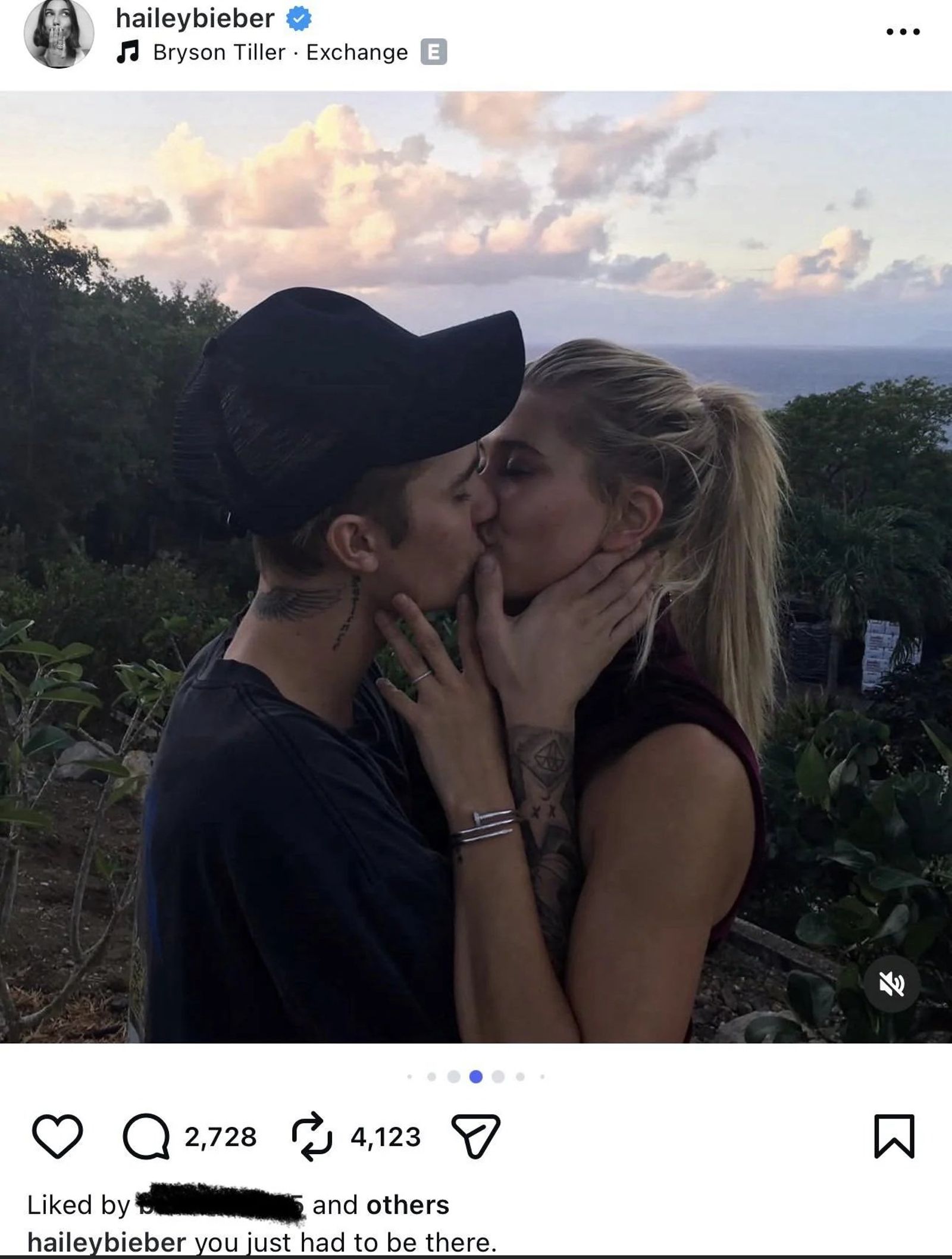 海莉比伯日前跟上「2026回顧2016」風潮，其中一張是跟小賈斯汀的親吻合照，時機點巧合，引發網友熱議。（翻攝haileybieber IG）