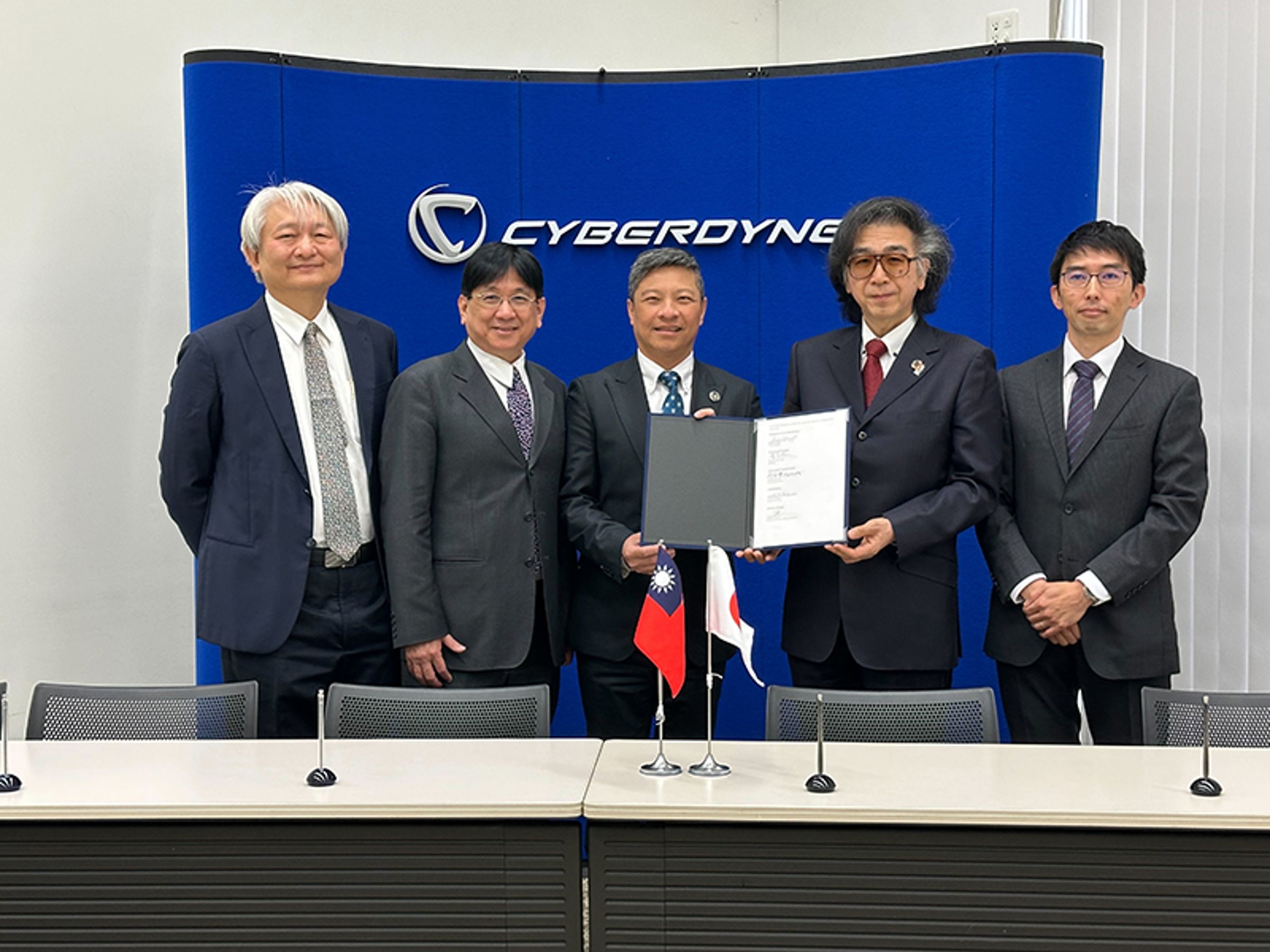 輔大藍易振校長(左三)赴日與Cyberdyne公司簽定MOU,攜手共創高端醫療技術領域的合作與應用推廣。(翻攝自臉書粉專《天主教輔仁大學附設醫院》)