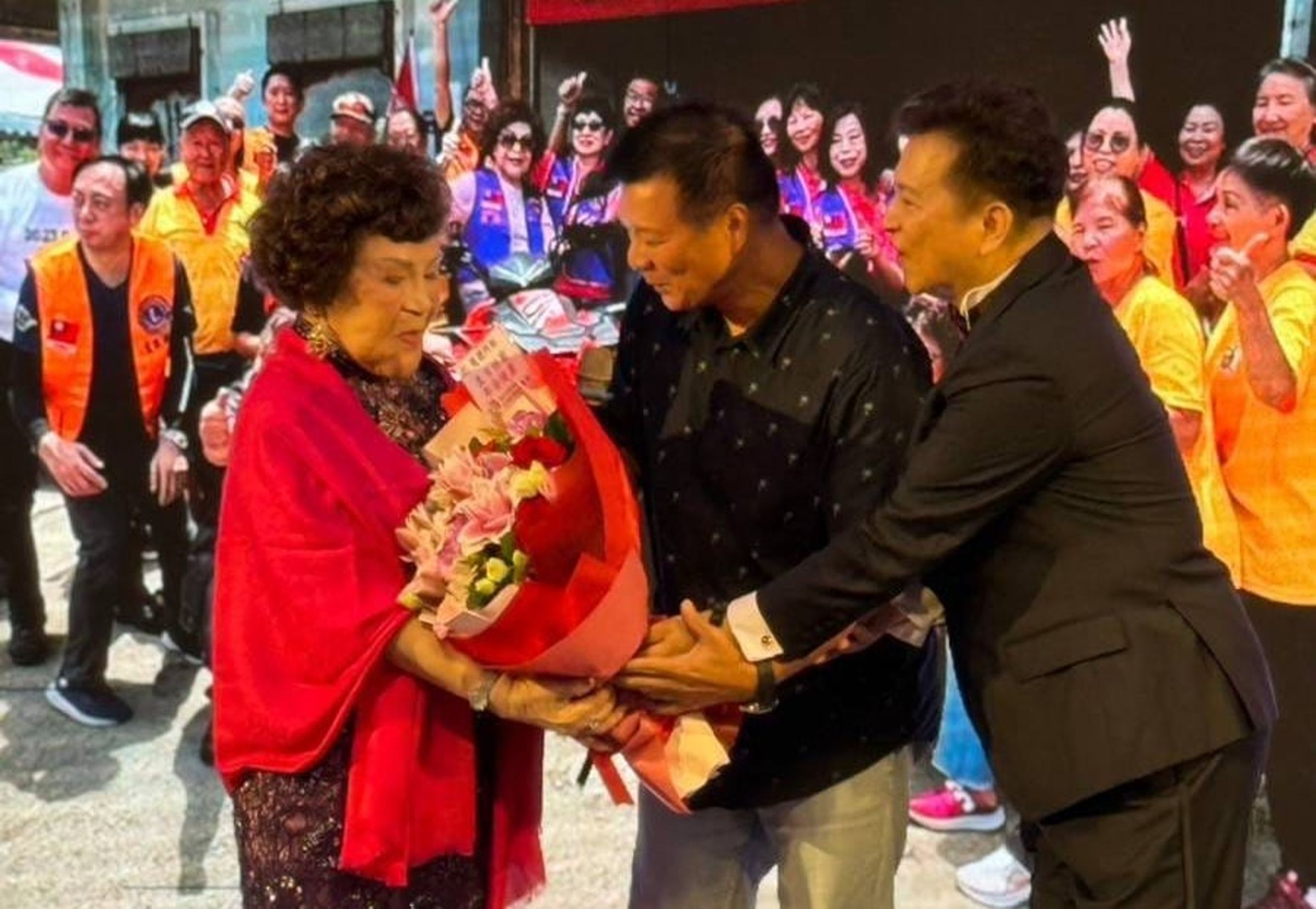 周遊(左)過86歲生日,蔡詩萍(中)獻花,夫婿李朝永(右)在一旁。(翻攝蔡詩萍臉書)