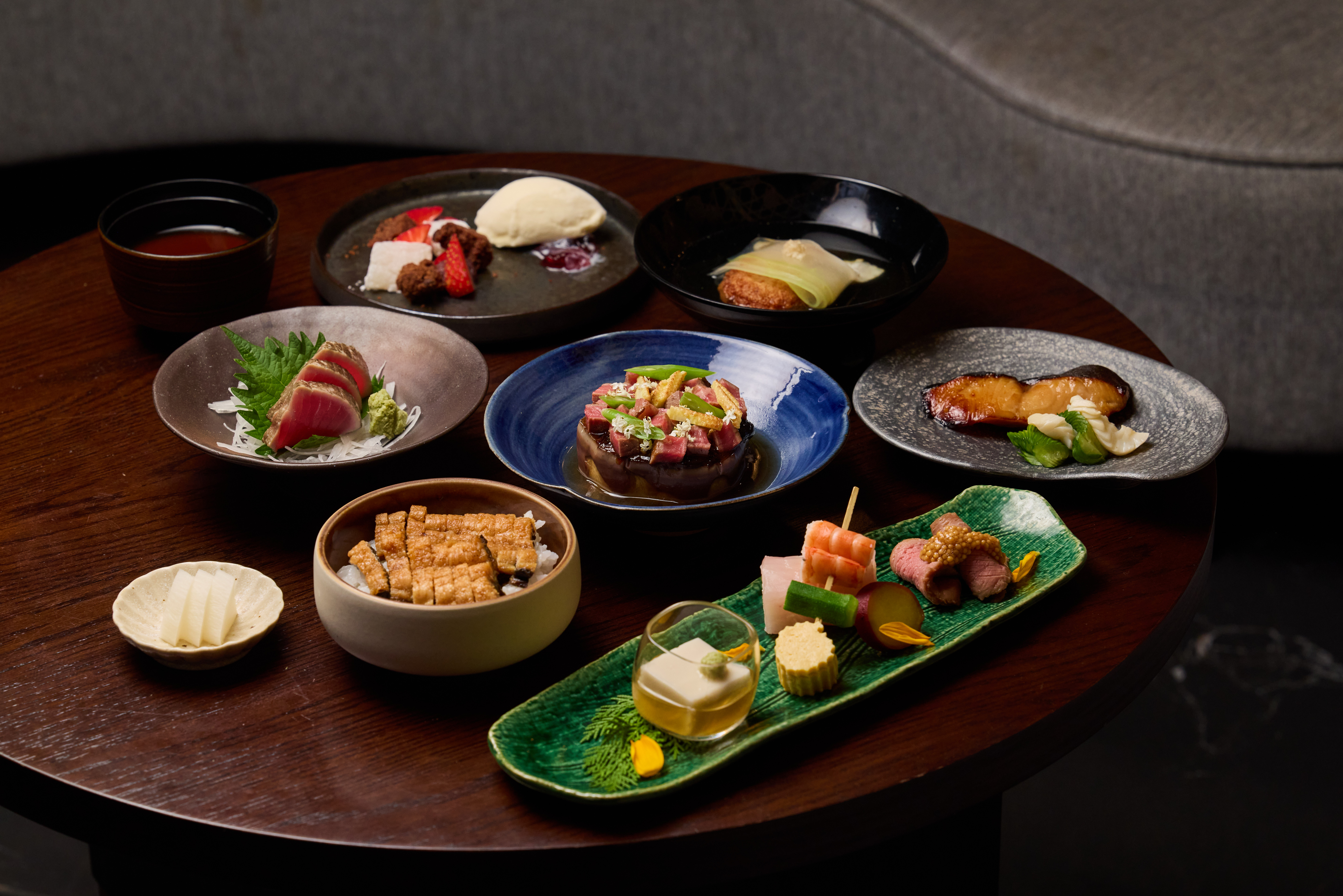 WA-RA推出夏季套餐,由料理長工藤將和以和食餐酒搭配為概念設計,透過先付、生魚片、燒物、炸物、御飯與甜點層層鋪陳,帶領賓客探索日本料理與威士忌交織出的風味體驗。