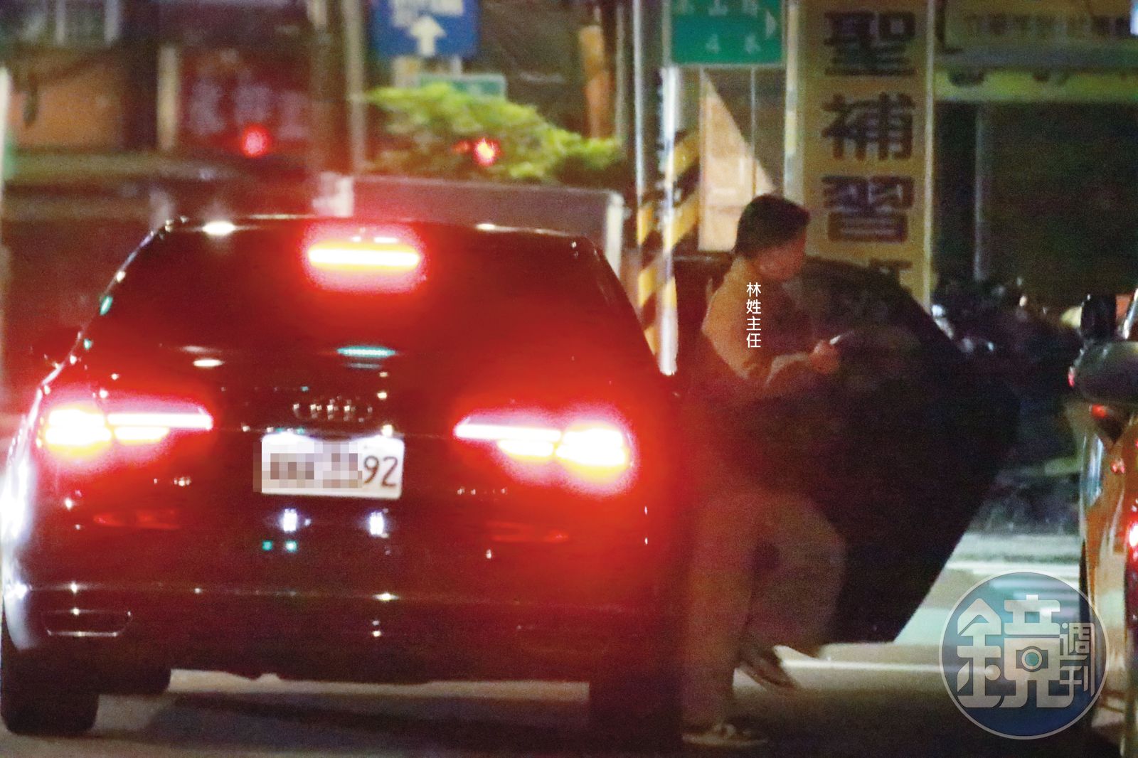 23：25 江啟臣座車停在新北市一處路口。