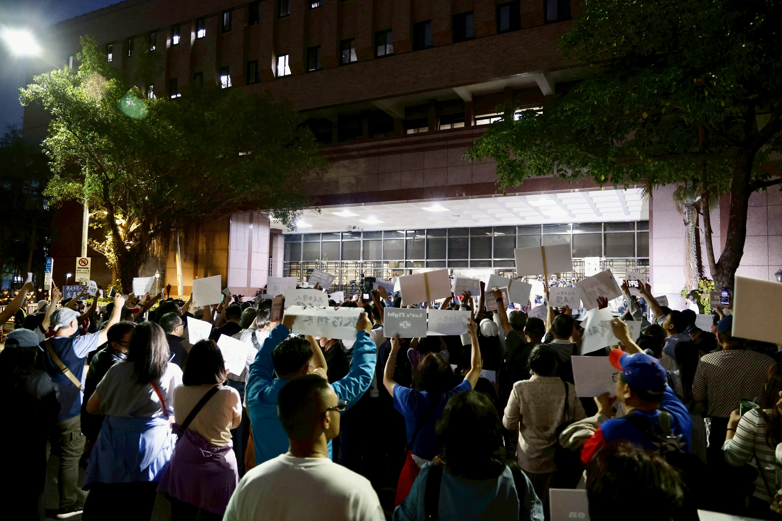 藍營發動的多起罷免綠委連署案引發爭議進而遭到搜索調查，國民黨卻轟是政治追殺。（本刊資料照）