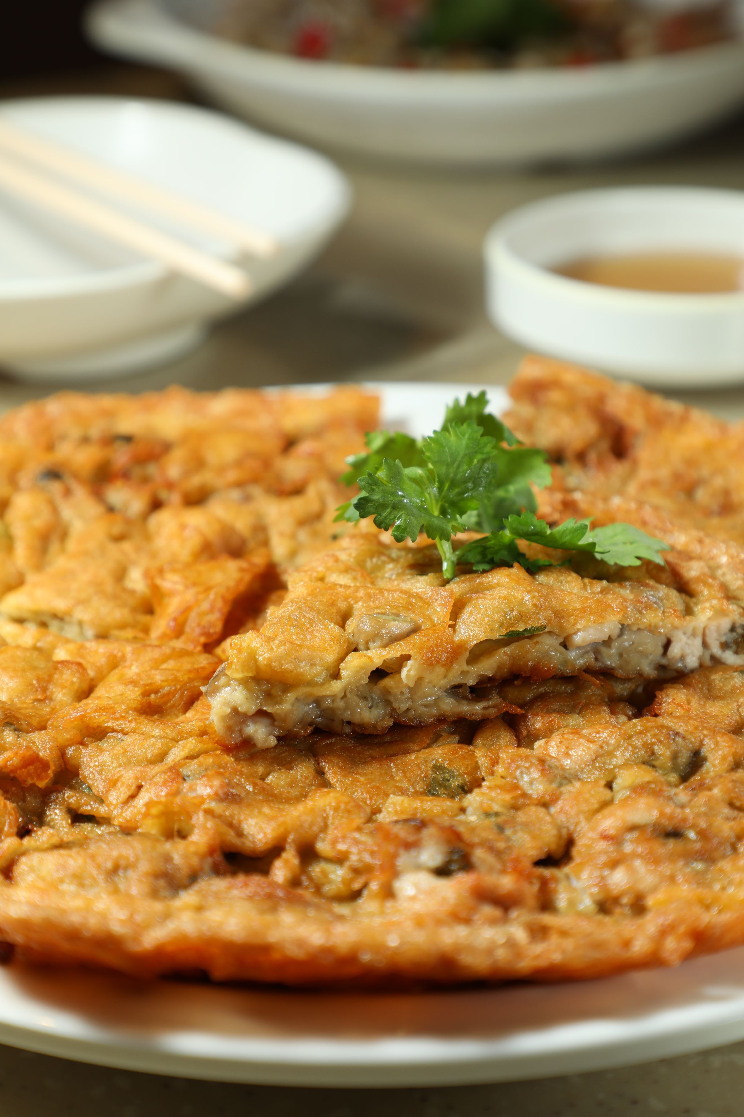 「潮汕煎蠔餅」厚實的蠔餅煎得香酥金黃，每一口都吃得到肥美牡蠣。（港幣148元／份，約NT$608）