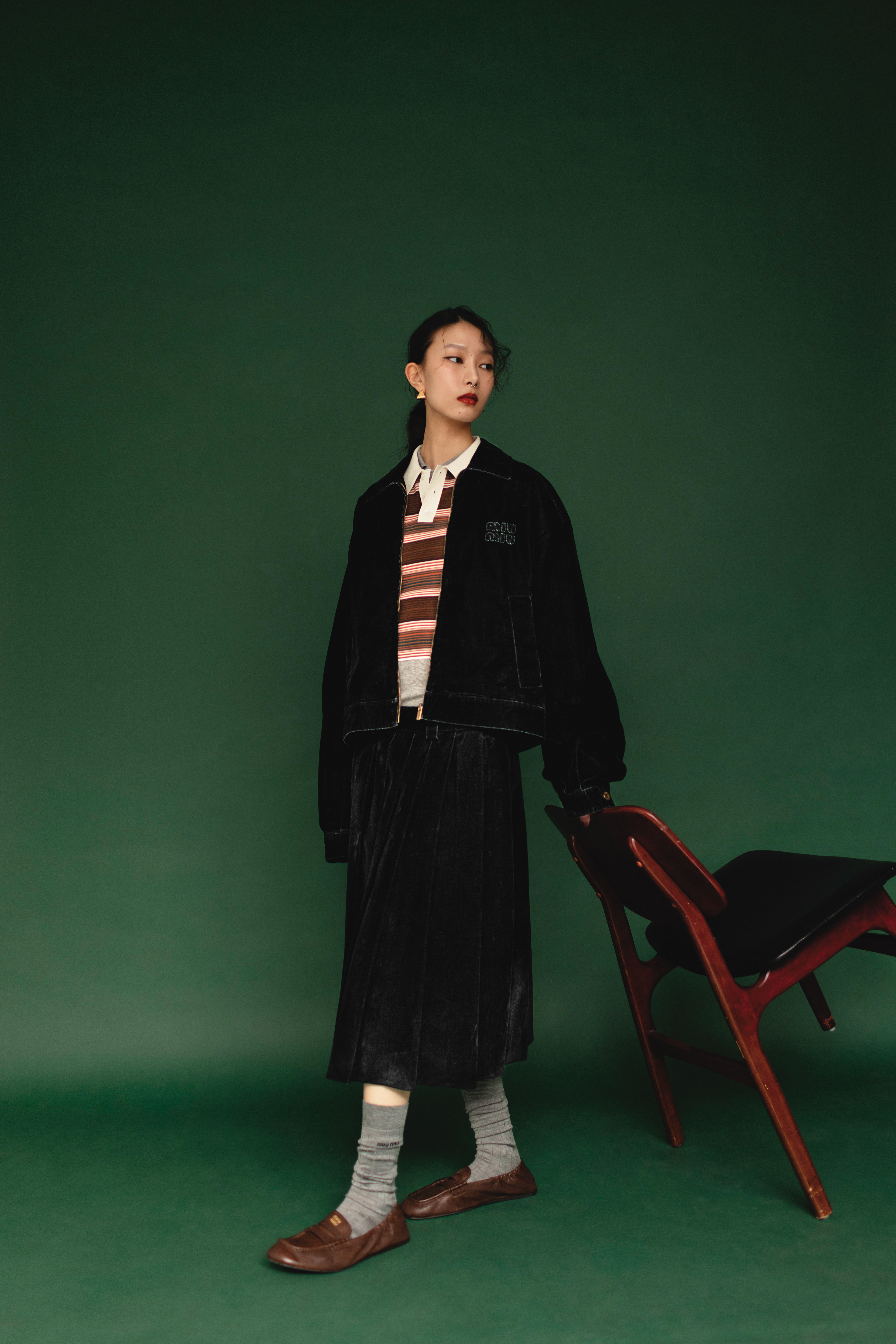 黑色燈芯絨夾克 NT$74,000 by MiuMiu/Triomphe條紋棉質短款Polo衫 NT$38,500 by CELINE BY HEDI SLIMANE 內搭灰色Polo上衣 NT$50,000 by MiuMiu／黑色燈芯絨過膝裙 NT$80,000 by MiuMiu/灰色絲質長襪 NT$13,500 by MiuMiu 納帕皮革樂福鞋 NT$35,000 by MiuMiu/Formes Abstraites金色飾面金字塔形圈式耳環 NT$20,500/Formes Abstraites金色飾面金字塔形戒指 NT$18,500 by CELINE BY HEDI SLIMANE