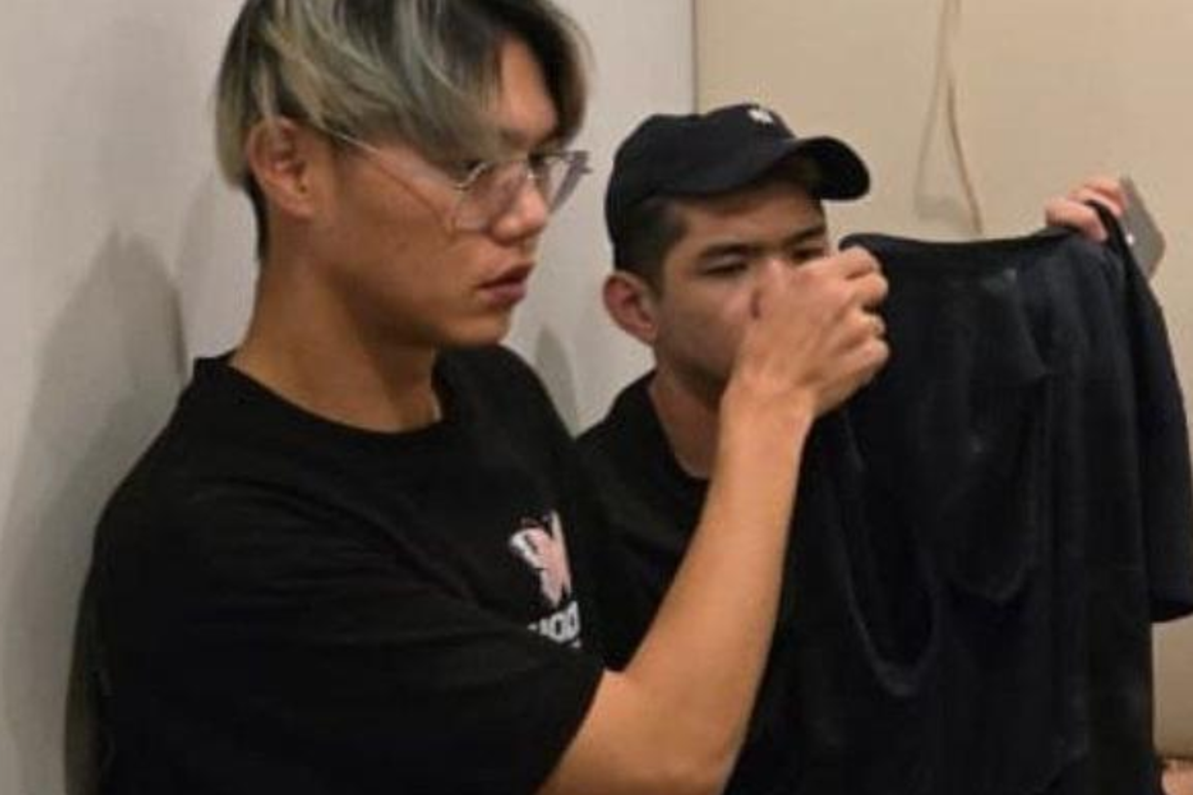 台灣網紅晚安小雞(右)與男子阿鬧因涉嫌造假被詐騙集團囚禁毆打的影片,遭柬埔寨警方逮捕。(翻攝《柬中時報》臉書)
