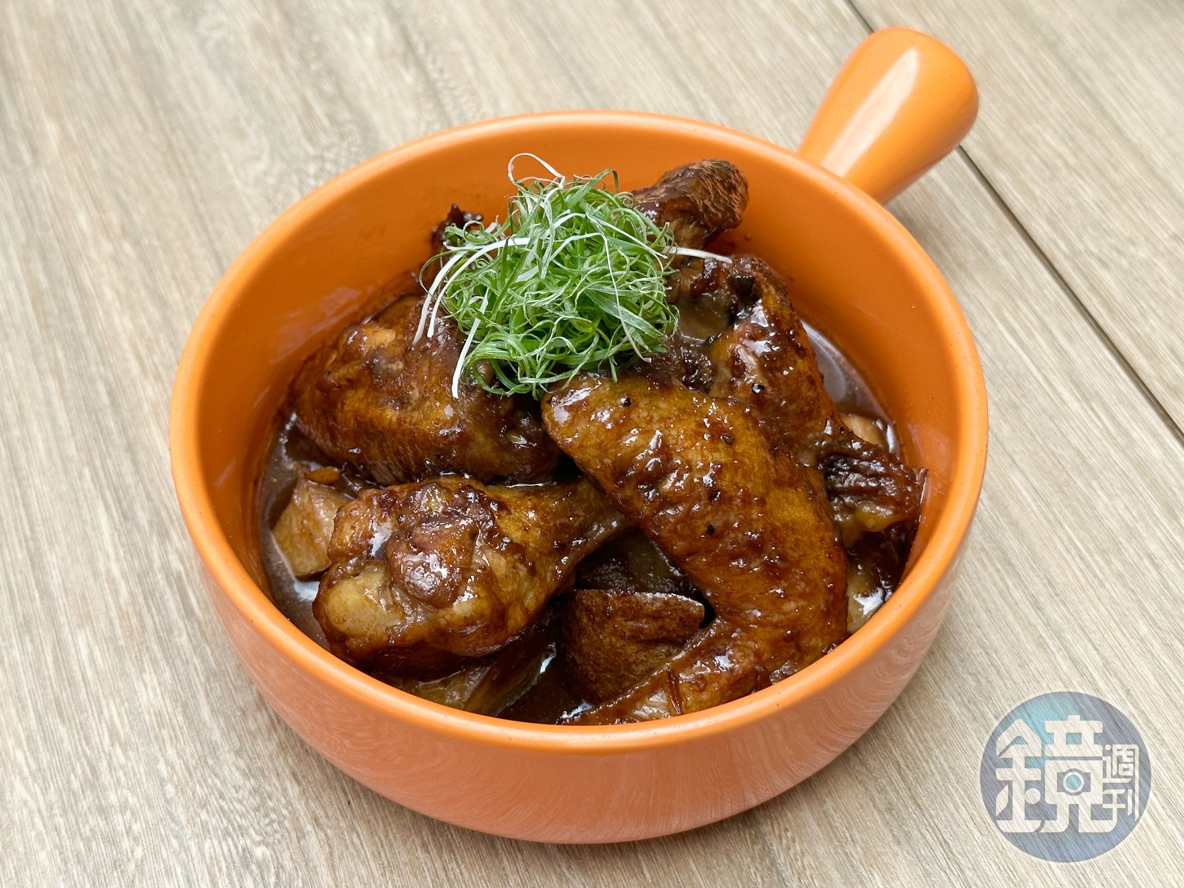 「菲律賓式醬醋燉雞」雞肉柔嫩,醬汁酸甜開胃。