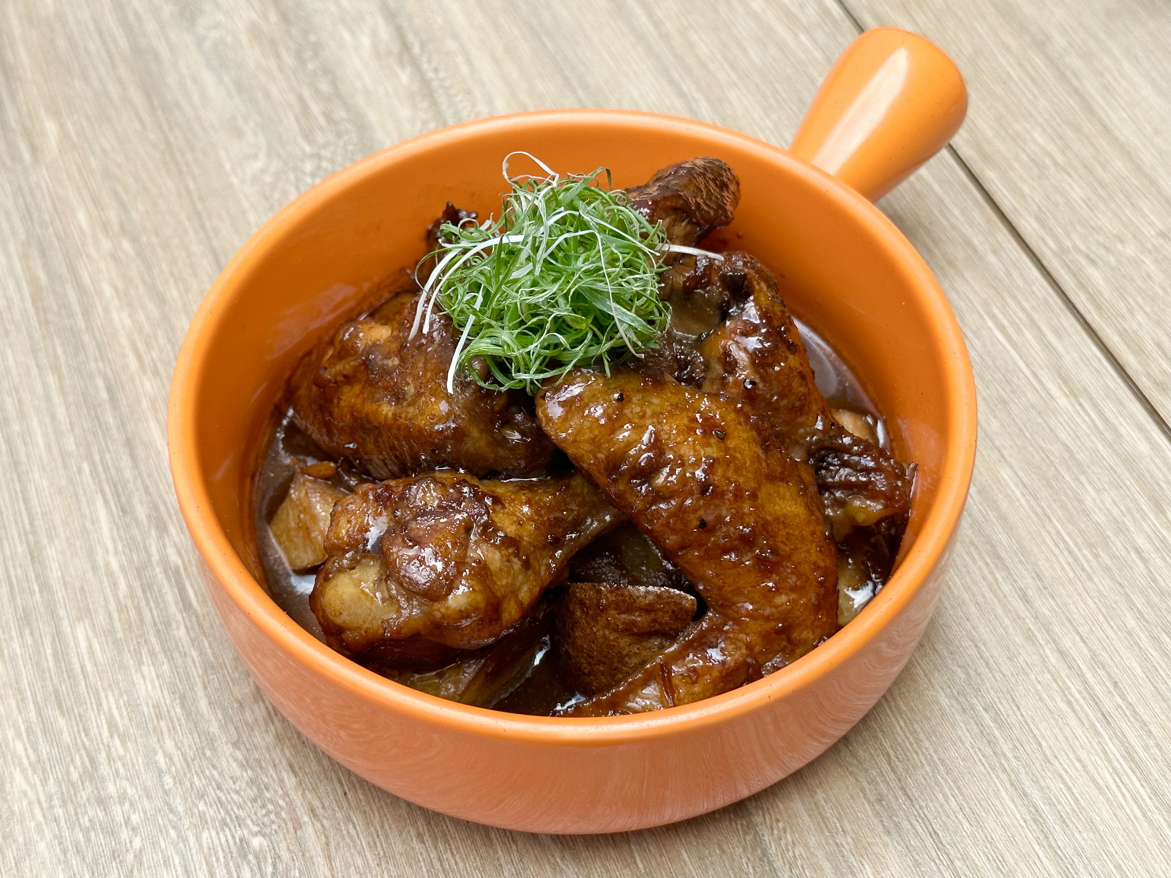 「菲律賓式醬醋燉雞」雞肉柔嫩，醬汁酸甜開胃。