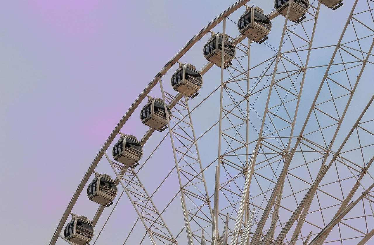 高雄知名購物中心摩天輪近期傳出有偽娘在車廂拍攝不雅片，遭曝光後當事人急發聲明澄清道歉。（示意圖，Pixabay）