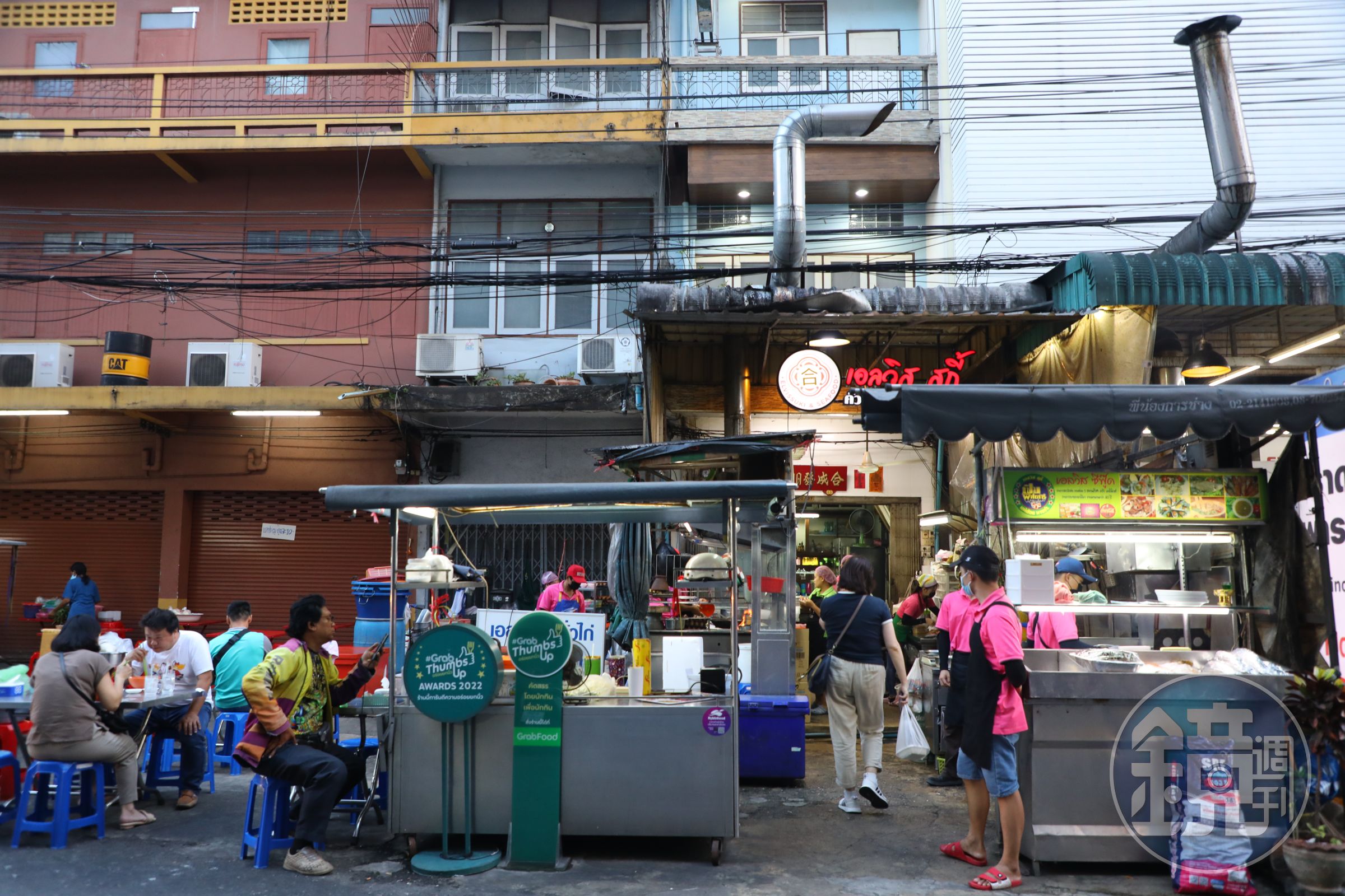「合成發Elvis Suki and Seafood」開在鄰近唐人街的熱炒一條街上，宵夜場非常熱鬧。