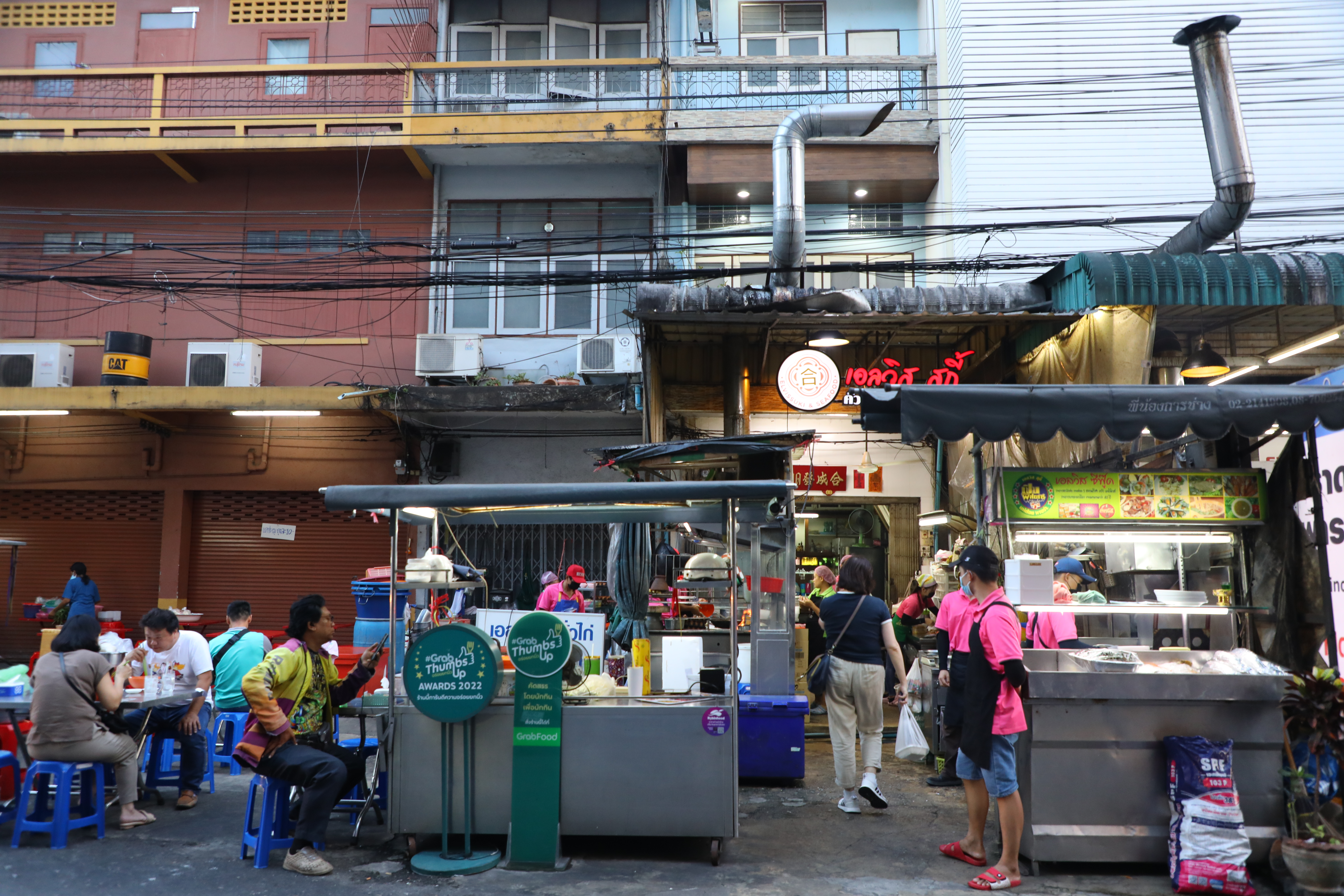 「合成發Elvis Suki and Seafood」開在鄰近唐人街的熱炒一條街上，宵夜場非常熱鬧。