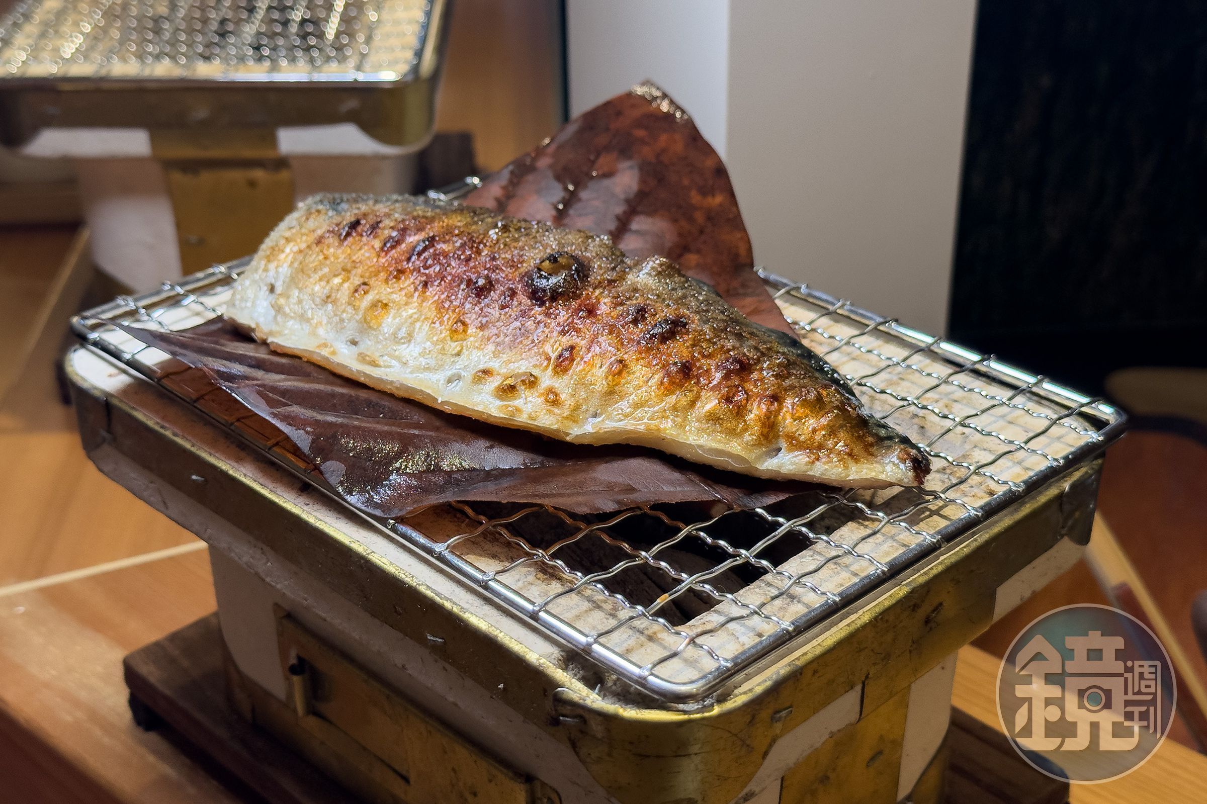 「鹽烤」呈現出魚皮蓬脆、肉質飽滿且富有彈性的對比口感。(定食880元/份)