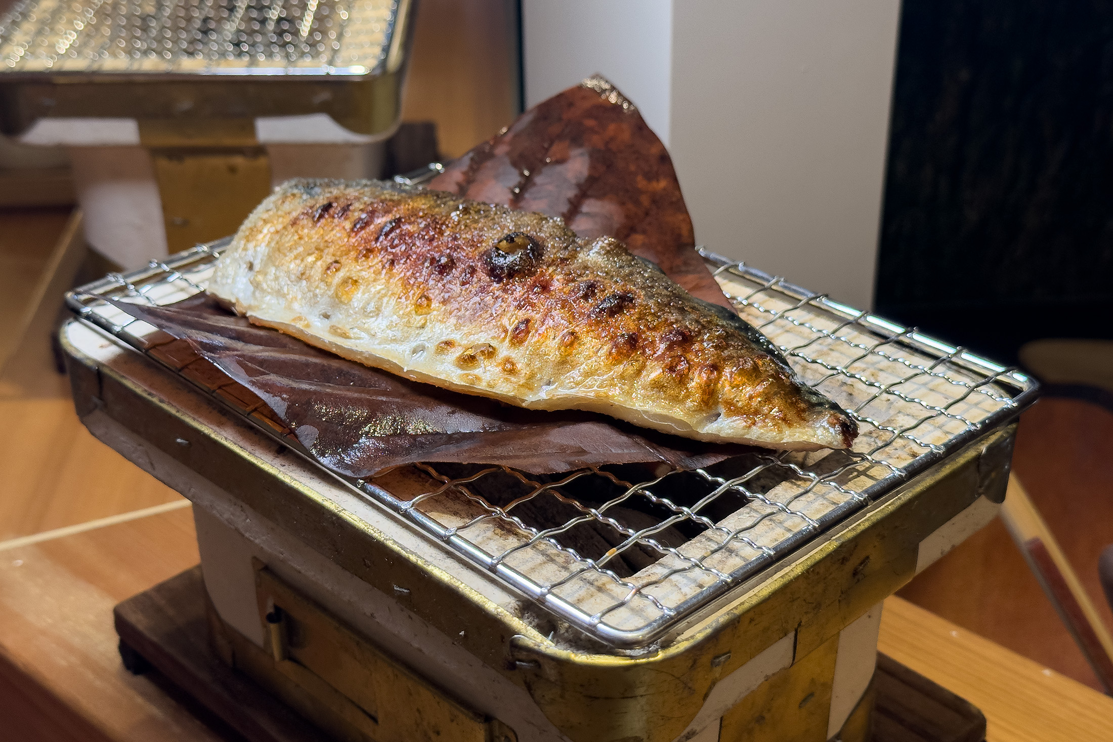 「鹽烤」呈現出魚皮蓬脆、肉質飽滿且富有彈性的對比口感。(定食880元/份)