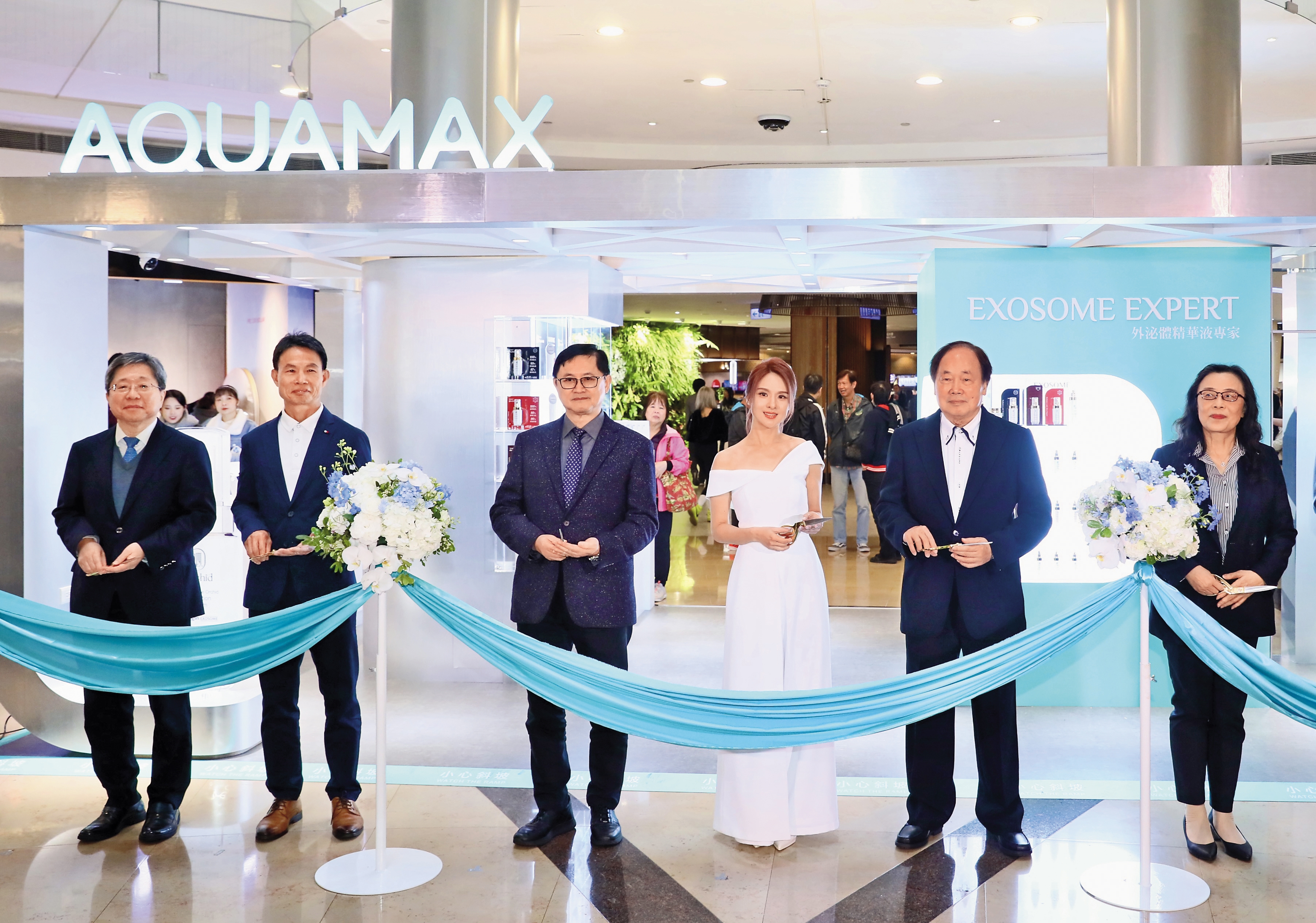 和碩集團董事長童子賢（左3）與晶碩董事長郭明棟去年共同為美彤生醫站台表達力挺。