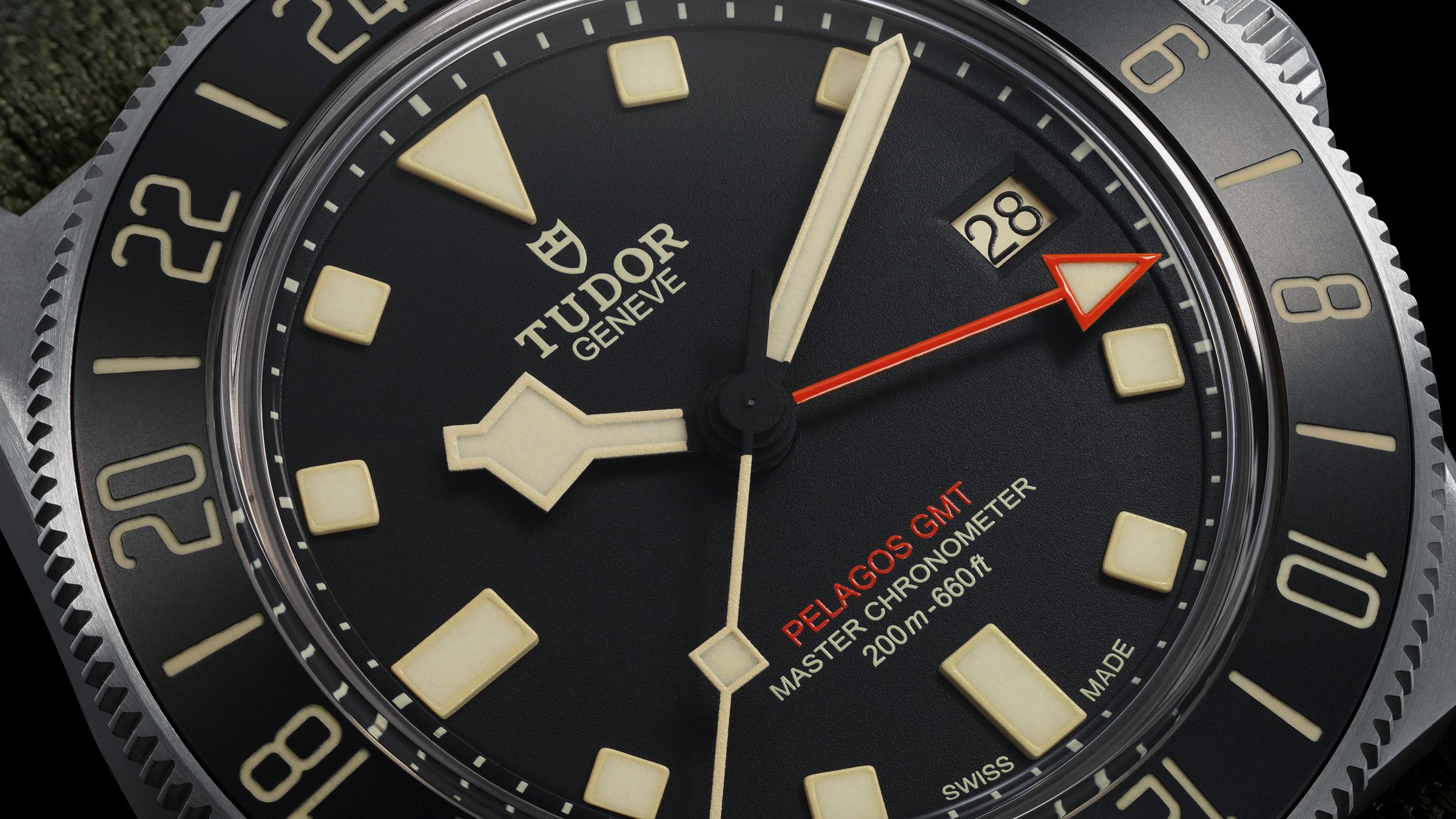 Pelagos FXD GMT米色的時標與指針，很有復古的調性，黑色陶瓷圈的質感也很細緻，加上橘色的第二地時間指針，為面盤做出了一個跳色般的視覺亮點。
