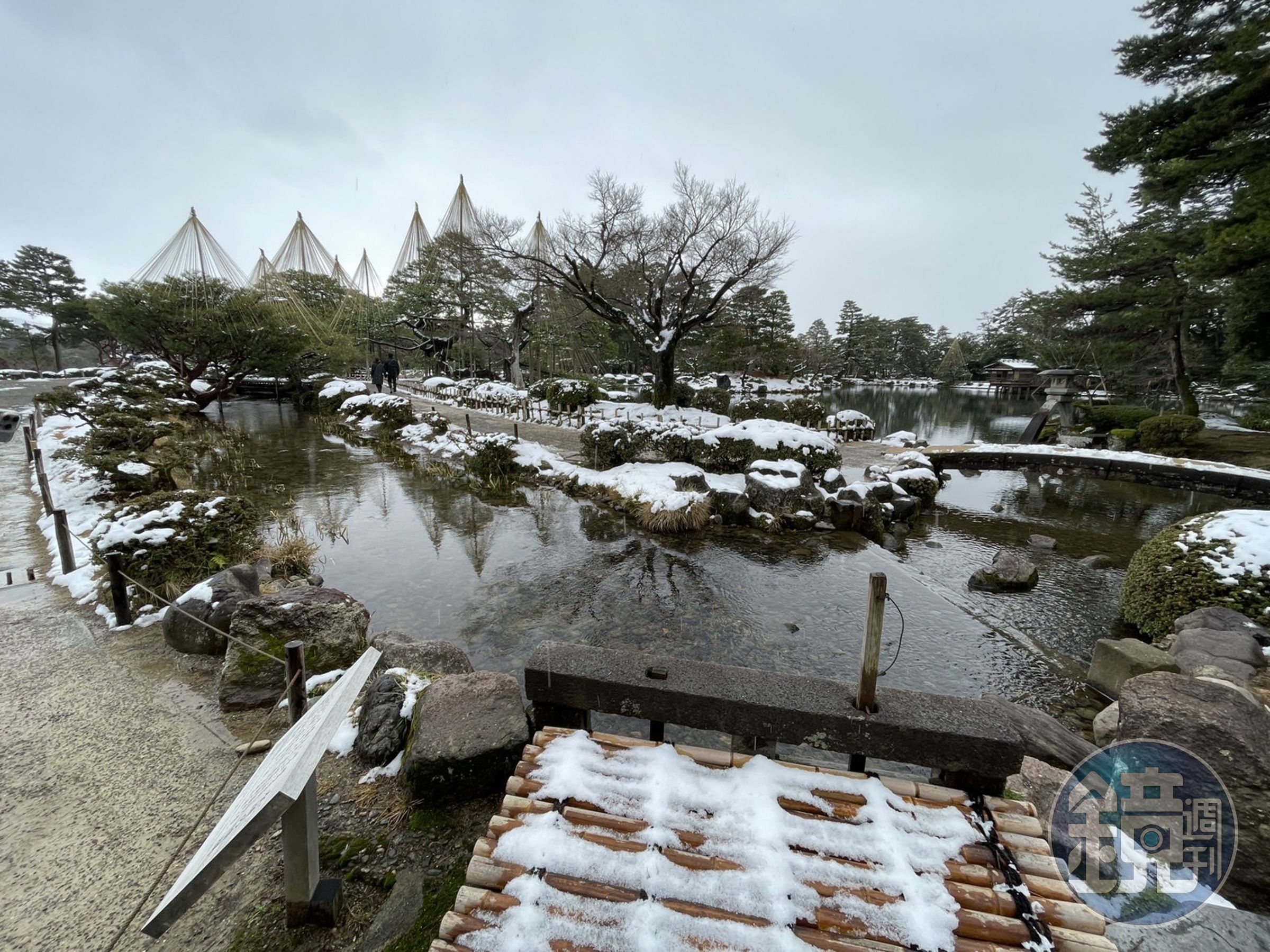 兼六園是迴遊式庭園，庭園內有池塘、人造小山、亭台等，四季景色有不同風情。