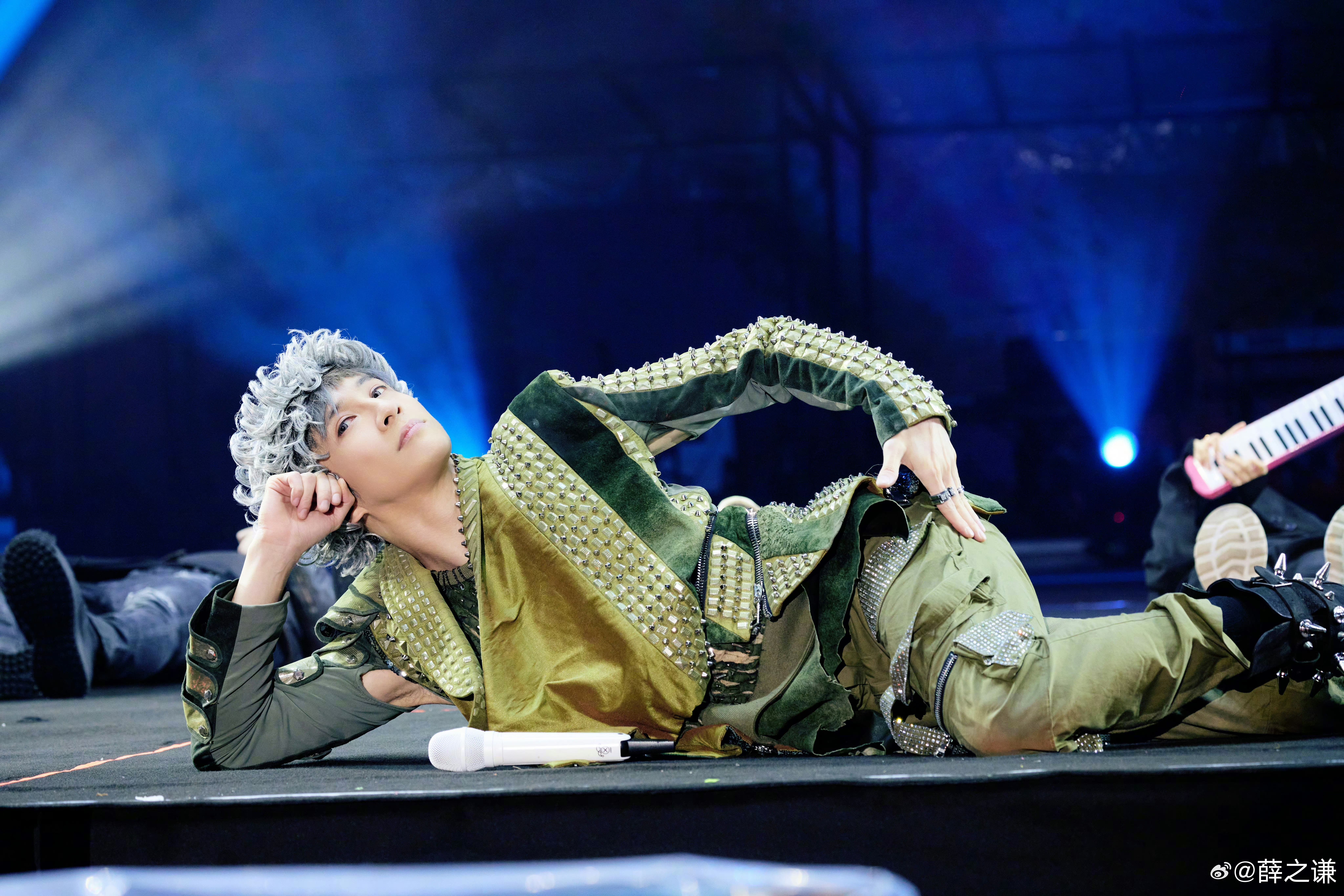 薛之謙人氣旺,在影廳偷拍銀幕畫面引起網友熱議,連上好幾個熱搜。(翻攝自薛之謙微博)