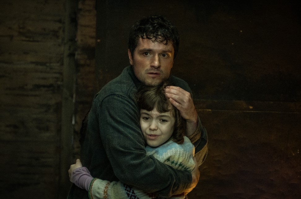 夜間保全麥克（左）必須及時解開發生在「費斯熊佛萊迪披薩餐館」的懸案，否則連妹妹艾比（右）也會有危險。（UIP提供）