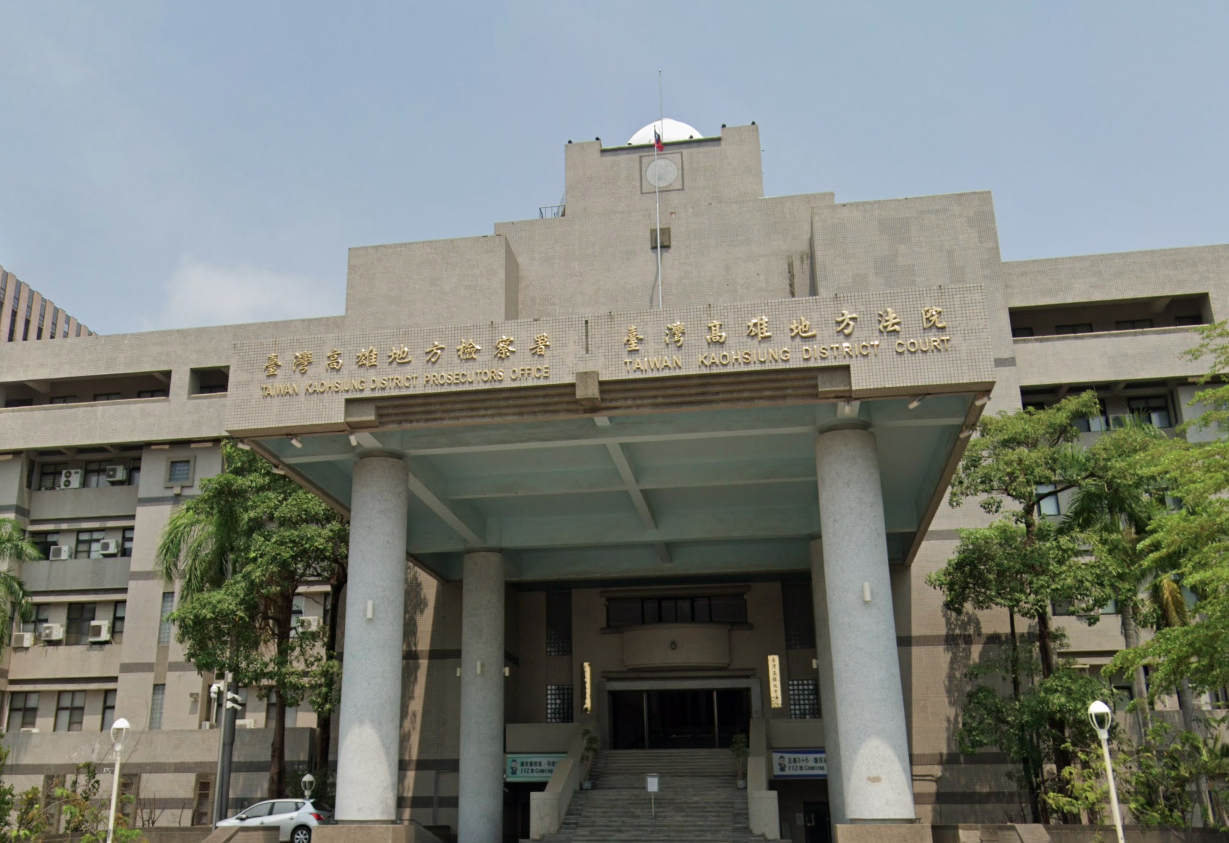 高雄一名男子想吃免錢年夜飯，竟持刀搶檳榔攤，遭到高雄地檢署起訴。（翻攝Google Maps）