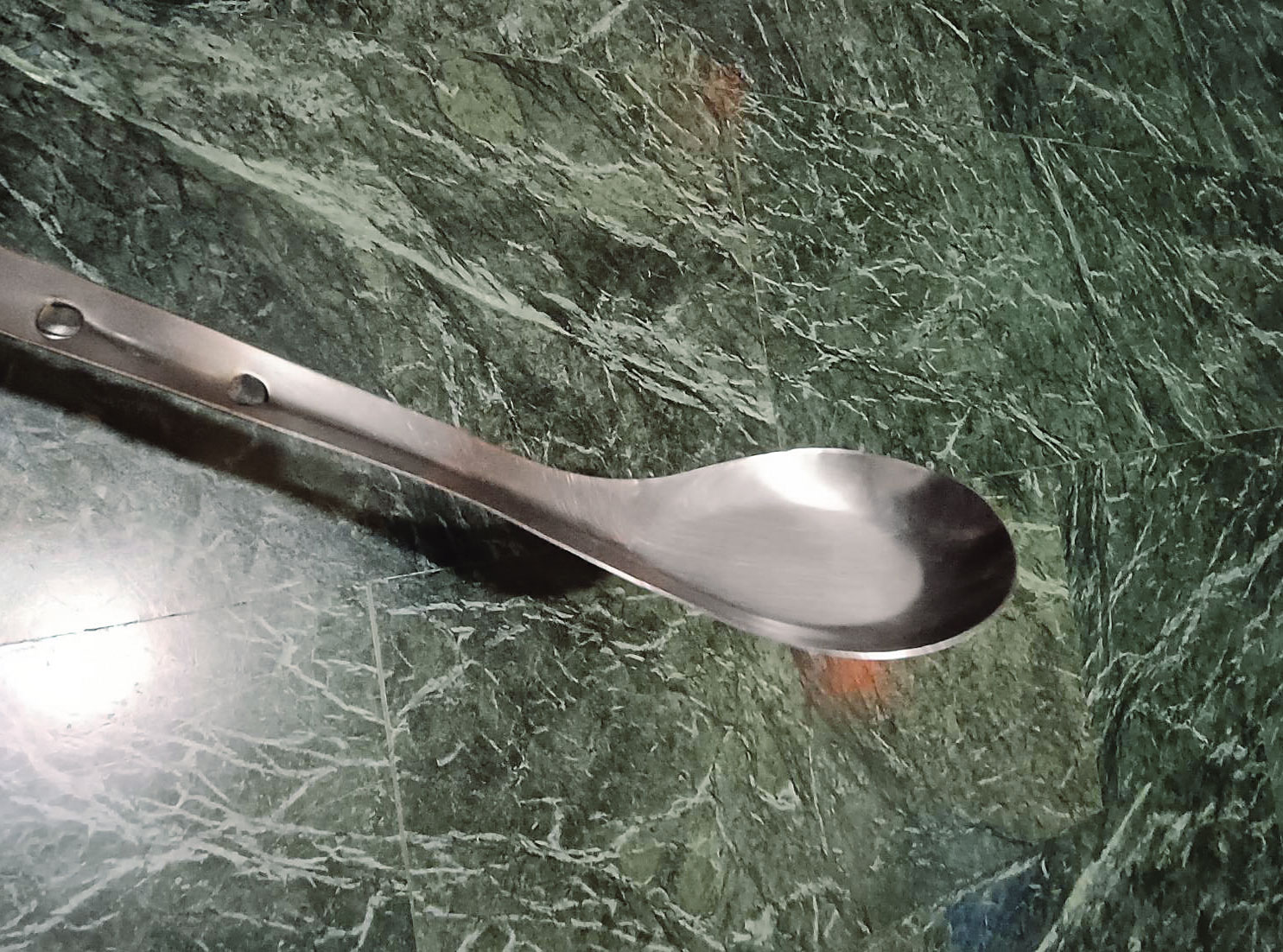 吳母宣稱女兒顯靈,家中的湯匙、茶杯,動不動就會飛來飛去。(示意圖)