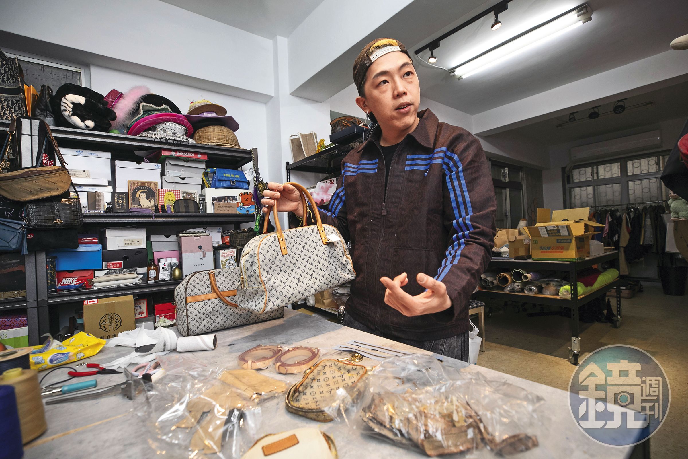 為了高度還原客人的小包,馬毅會找同年分、同色包包來做修復。