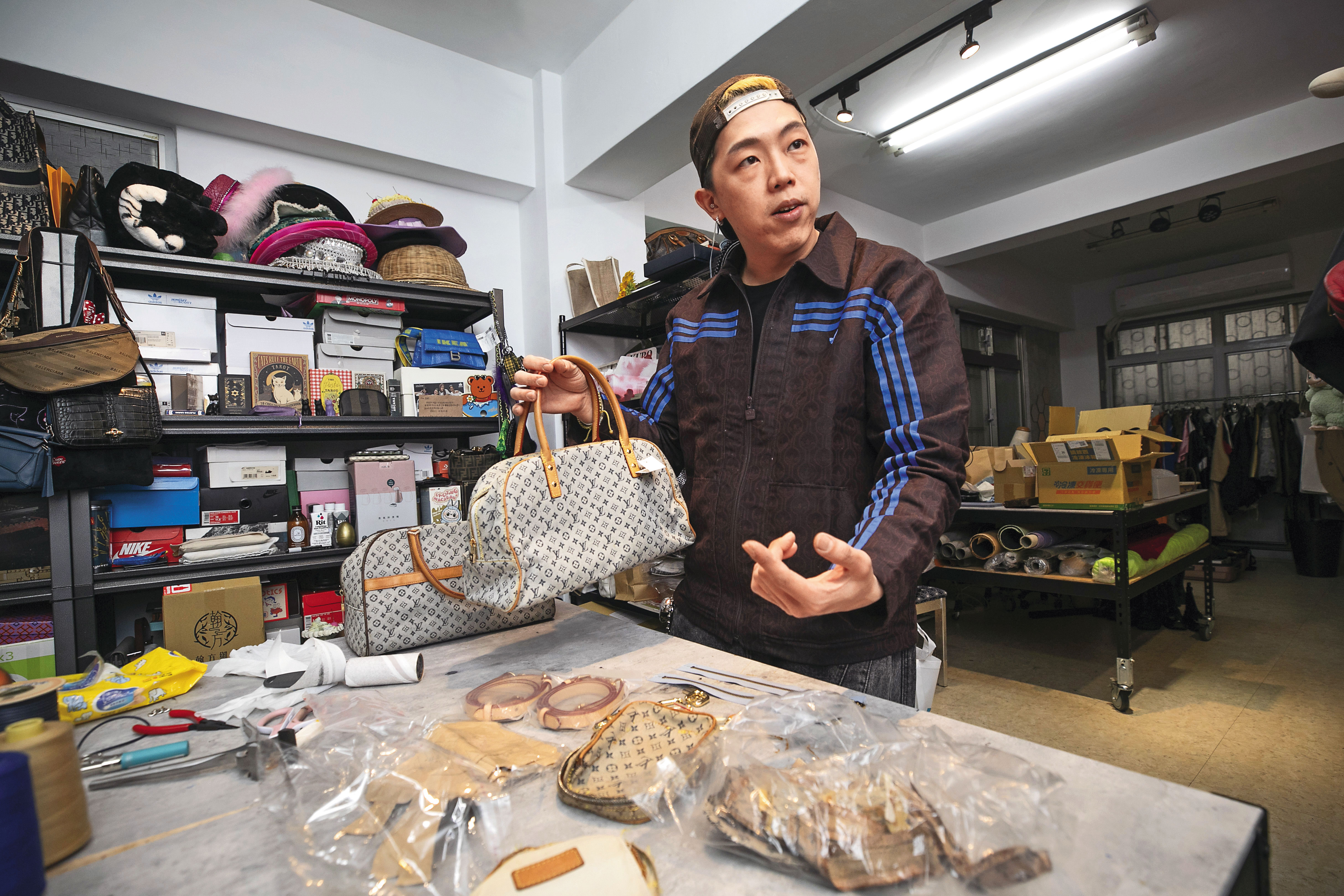為了高度還原客人的小包，馬毅會找同年分、同色包包來做修復。