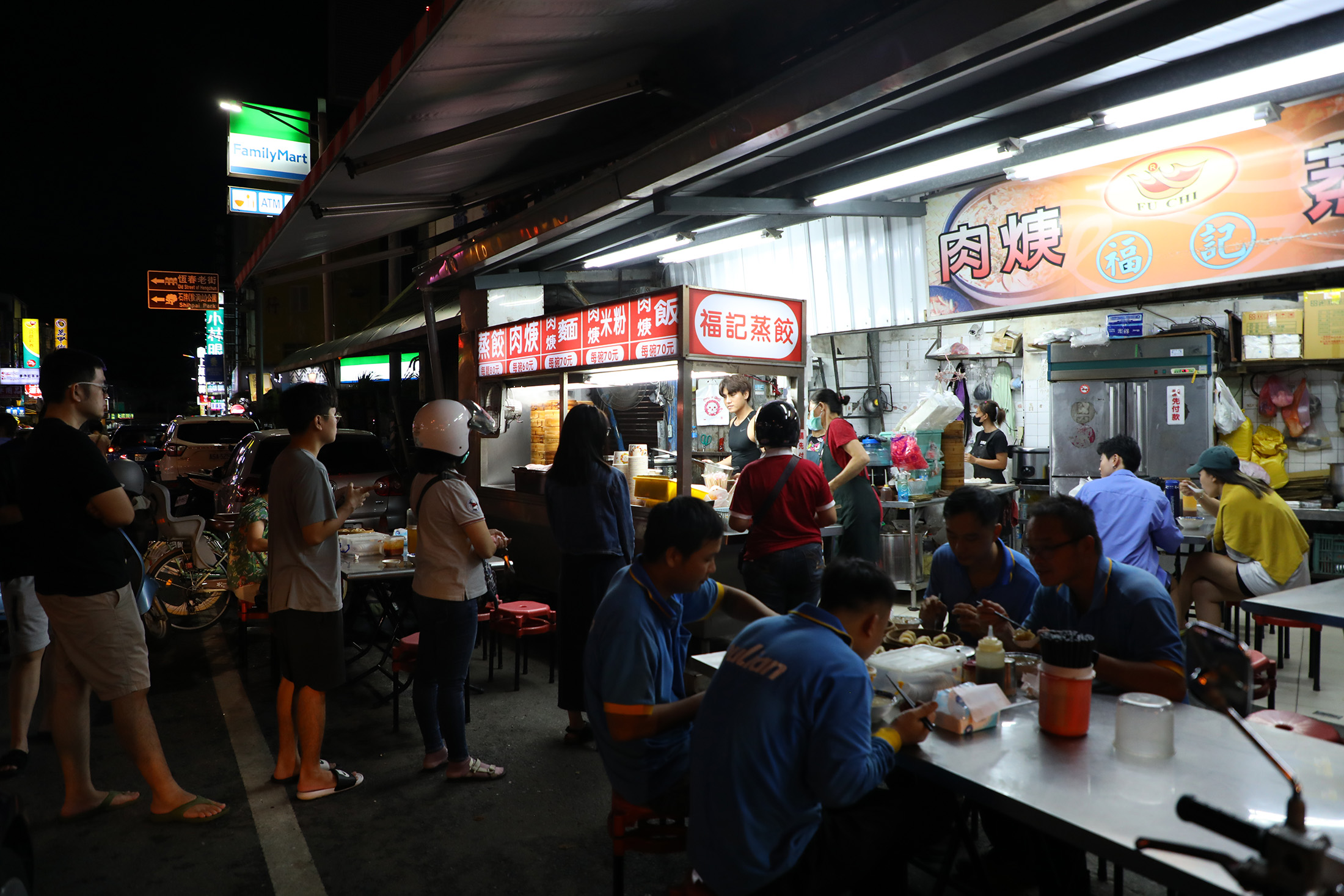 「福記肉羹蒸餃」是恆春鎮上的超人氣宵夜小吃。