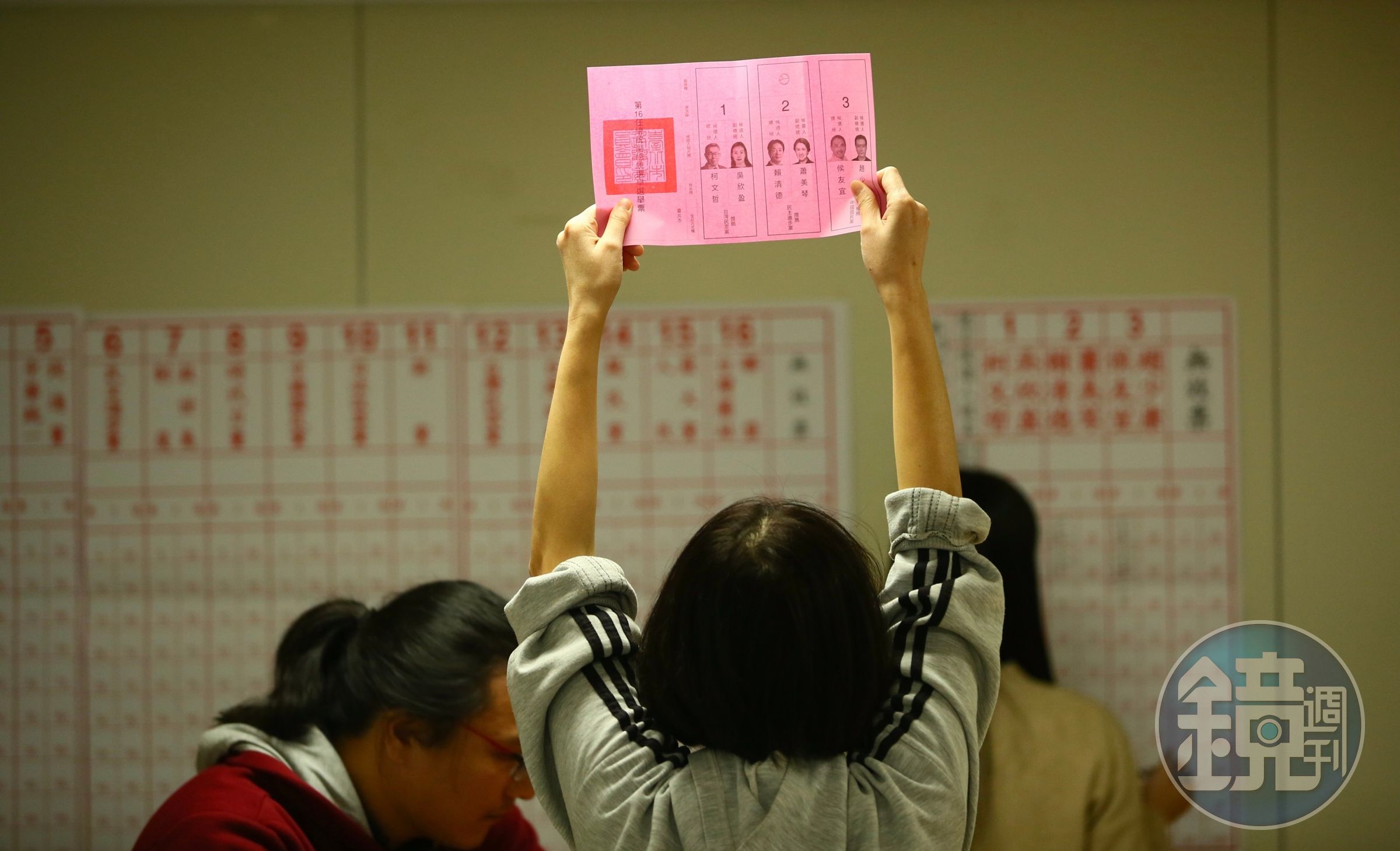 針對作票質疑，有選務人員上網發文，直言「實際選舉流程要作票的機率，大概比身分證投進票匭或是撕毀選票還低很多很多。」