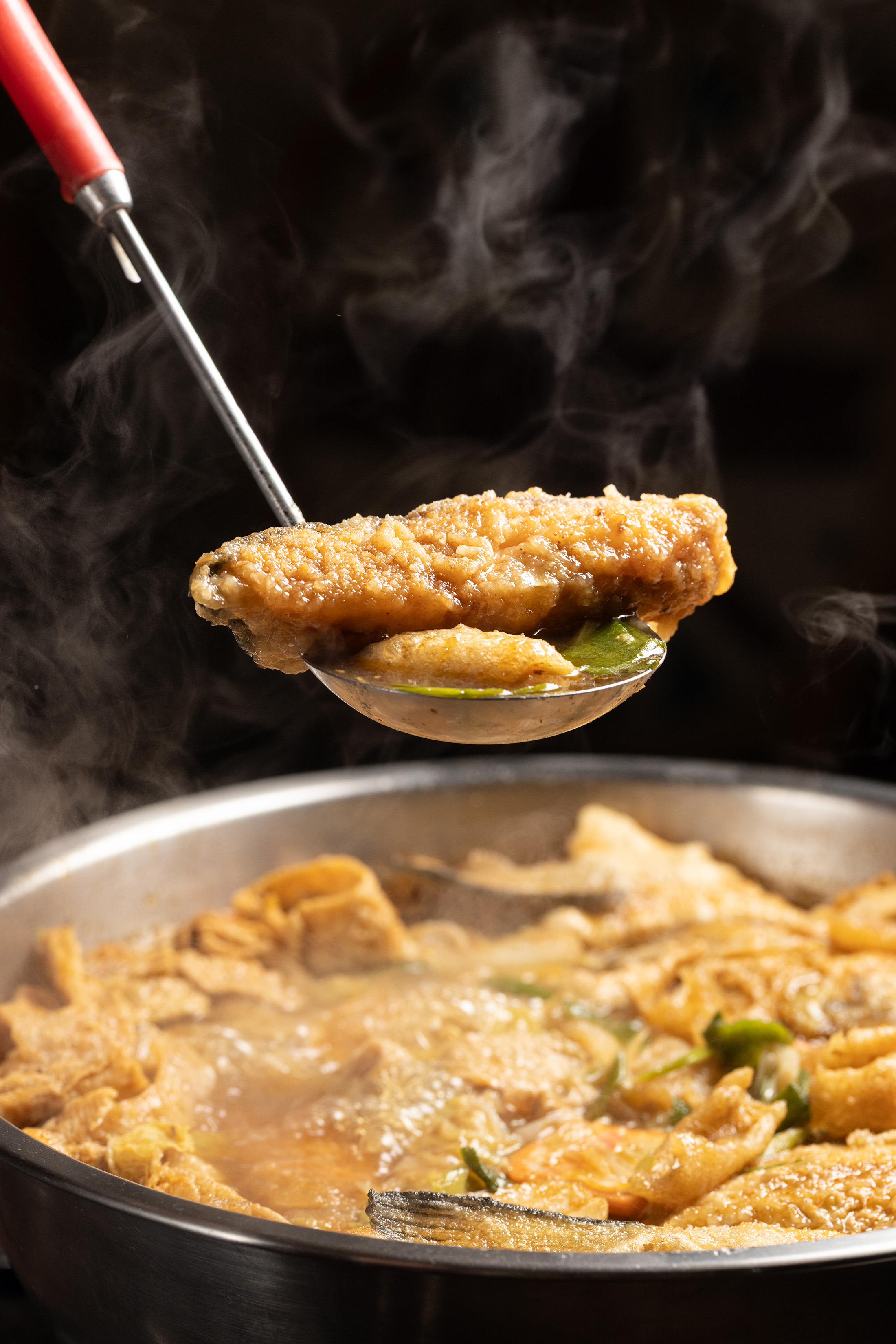 「砂鍋大鰱魚」以沙茶為底，加入花椒提香，是向嘉義老味道致敬也勇於變化的招牌菜。（600元／份）