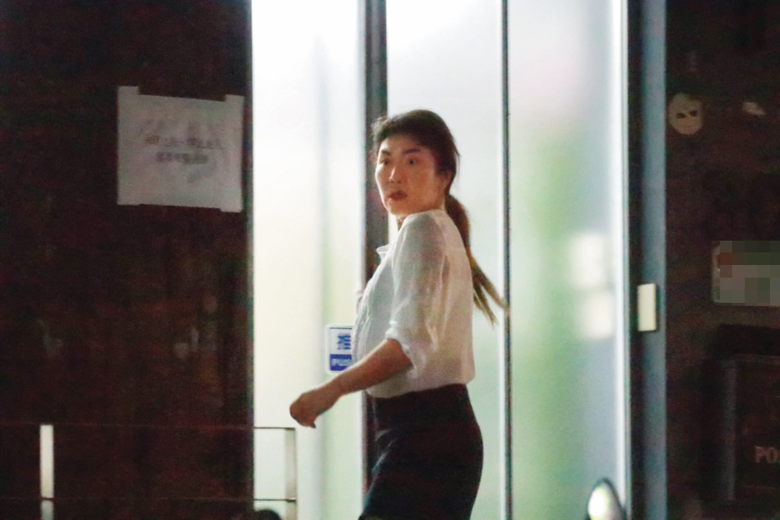 高翬否認開安親班，強調是親友一起找老師教導小孩做功課，說法令人質疑。