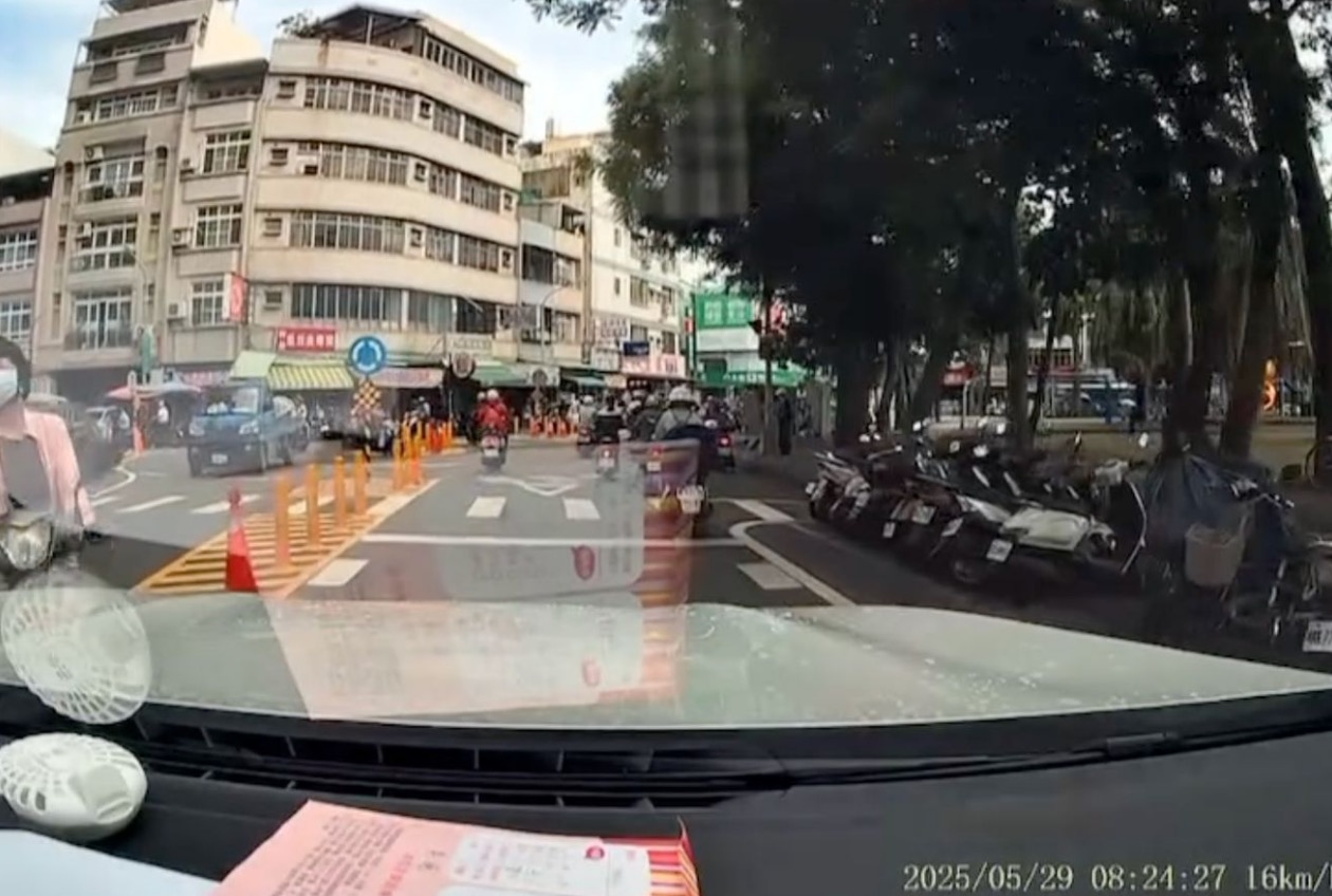 高雄婦逆向衝撞BMW！見警喊冤：是他撞我的