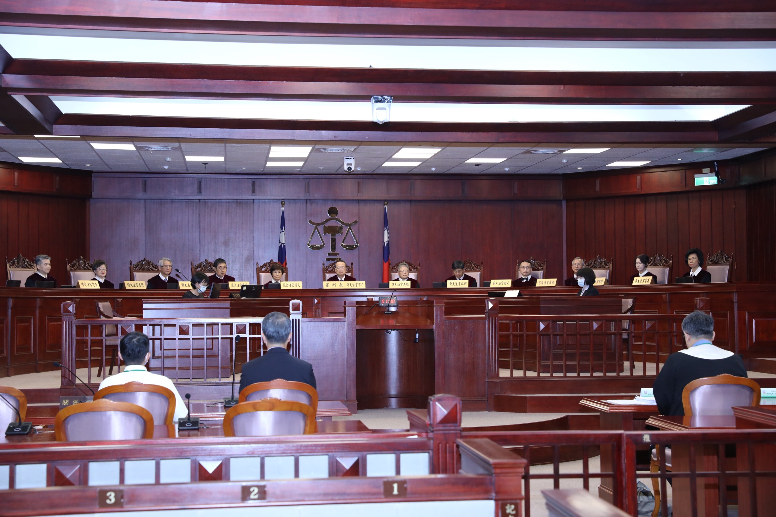 憲法法庭宣告死刑合憲但限縮適用範圍，37死囚可非常上訴。