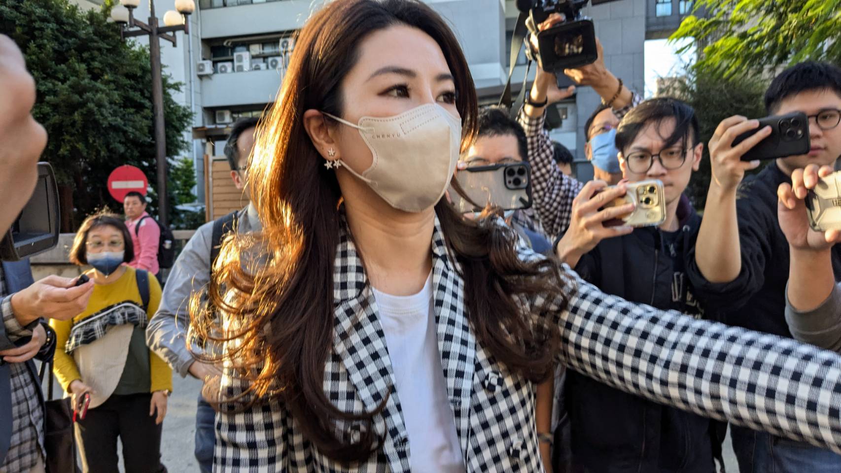 徐培菁開庭結束前激動喊：我沒有借錢給他（林明佐）。