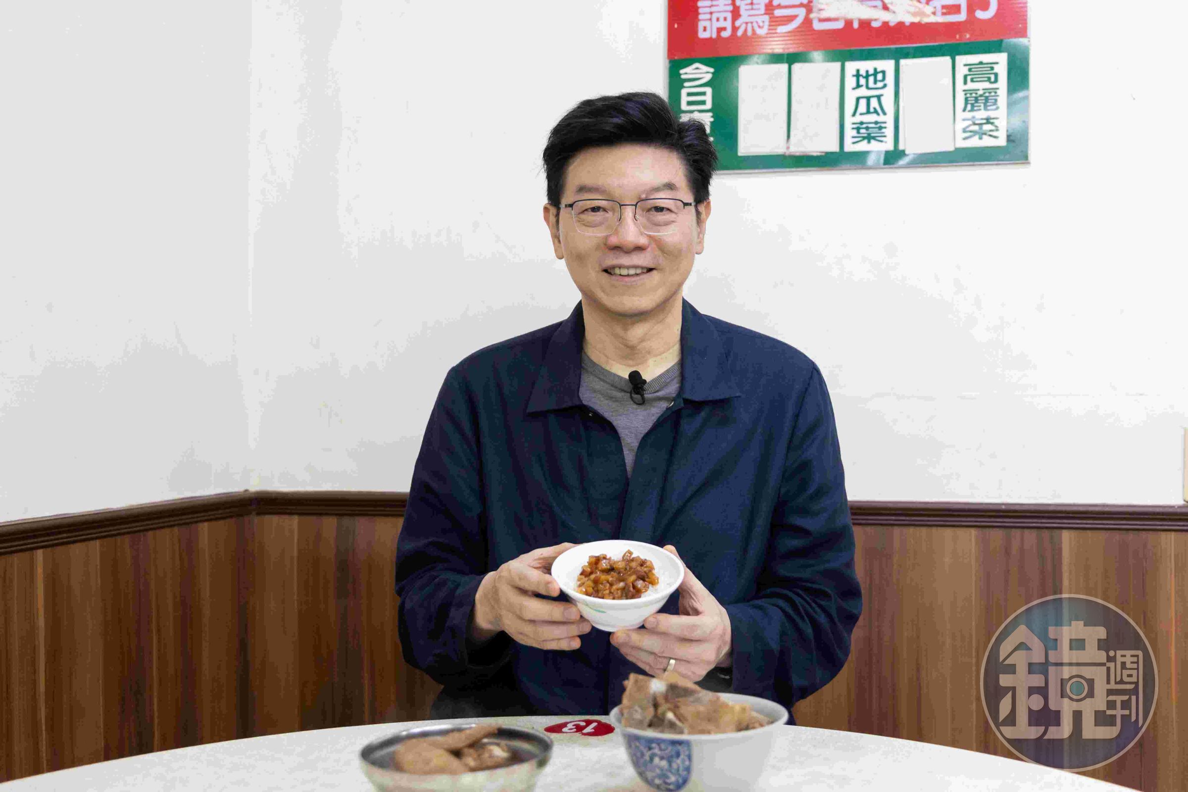 到夜間食堂吃一碗藥燉排骨、一碗滷肉飯,就是犒賞自己最好的方式。