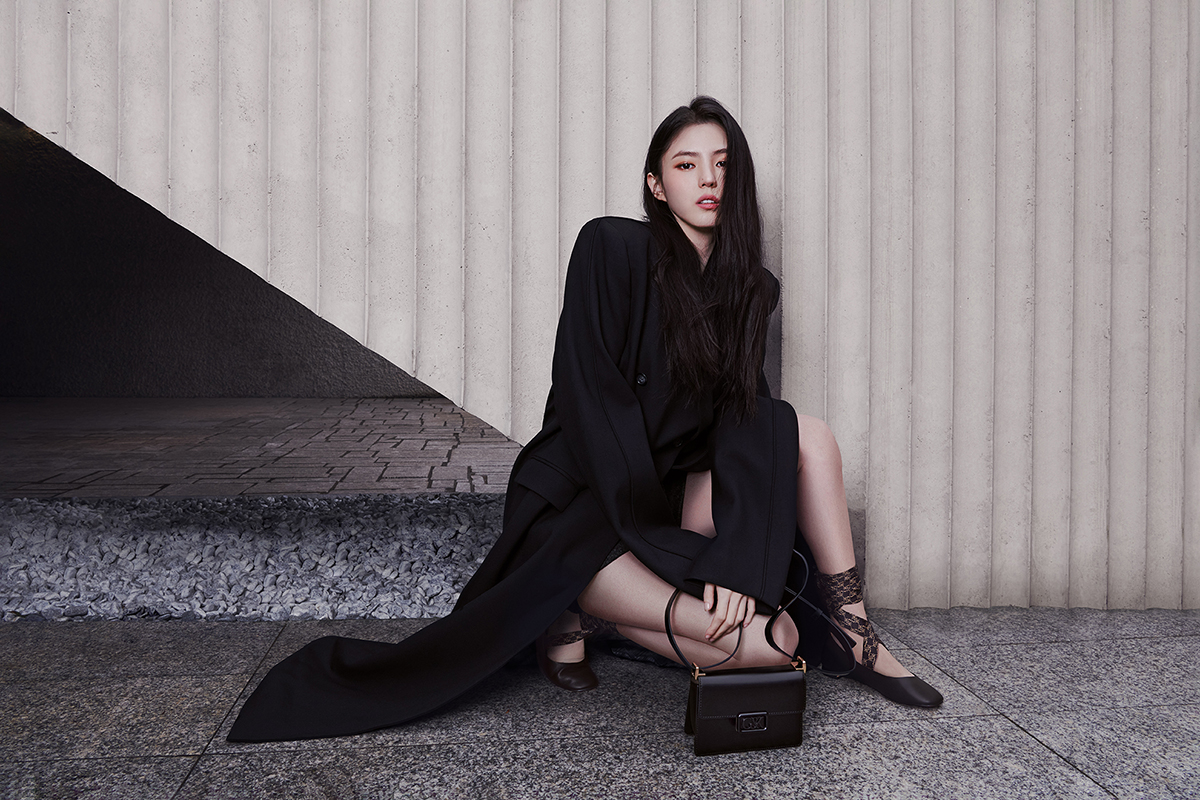 CHARLES & KEITH全球代言人韓韶禧性感詮釋L’initial系列。（CHARLES & KEITH提供）