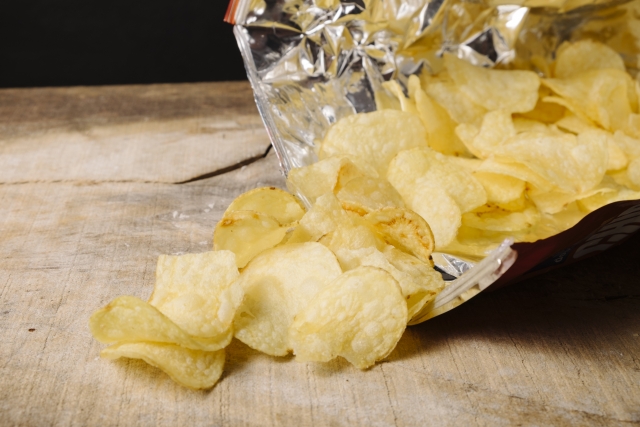 男子因為買了香辣口味的洋芋片，因為辣度與分量不符合預期，竟到食品公司的地標留下1星負評。（示意圖，photoAC）