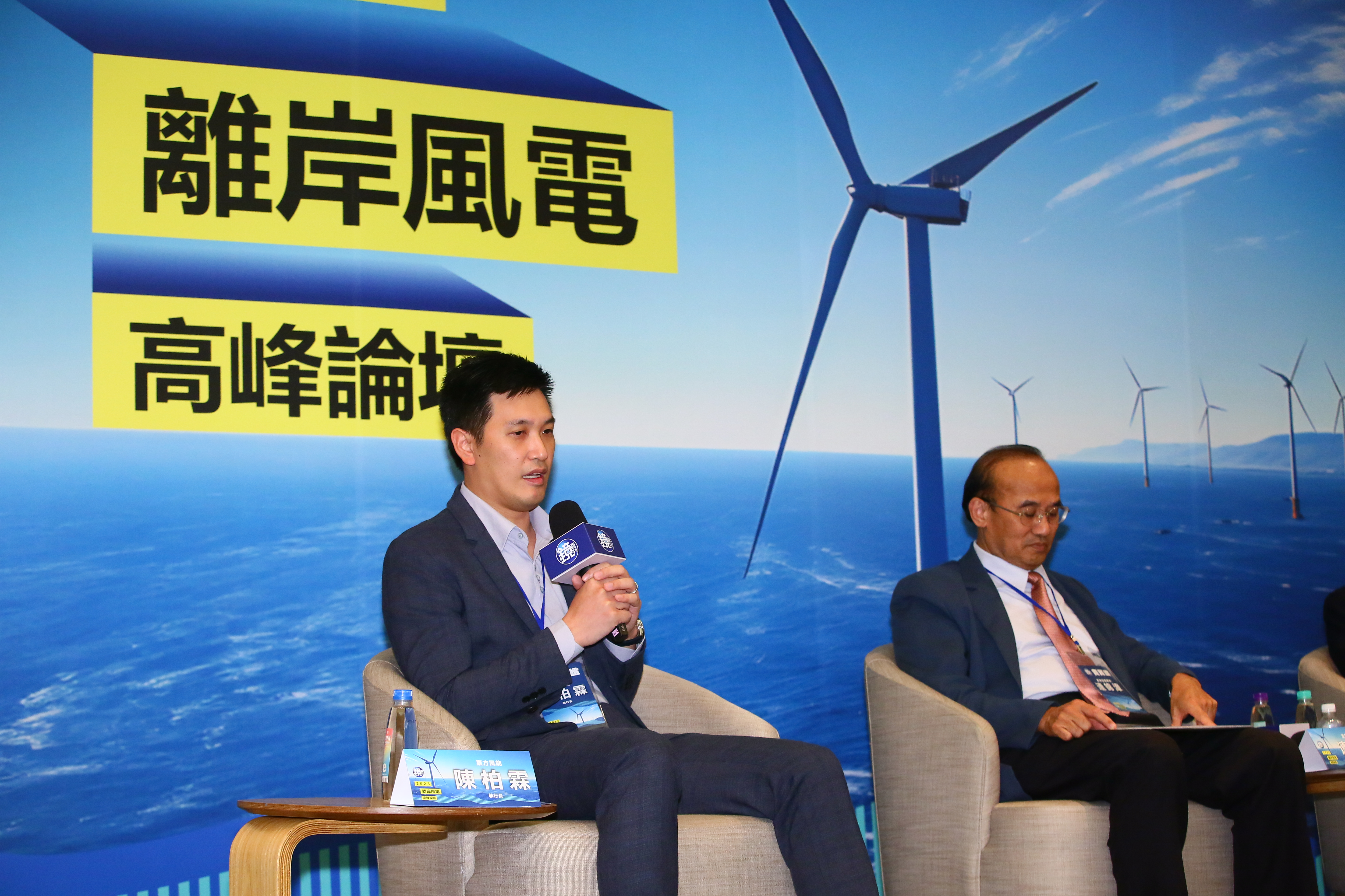 東方風能執行長陳柏霖（左）指出，自己設定2026年第一季之前，要讓東方風能船隊去到台灣以外的2個國家施工，而且船隊規模要比現在擴張兩倍。（本刊資料照）