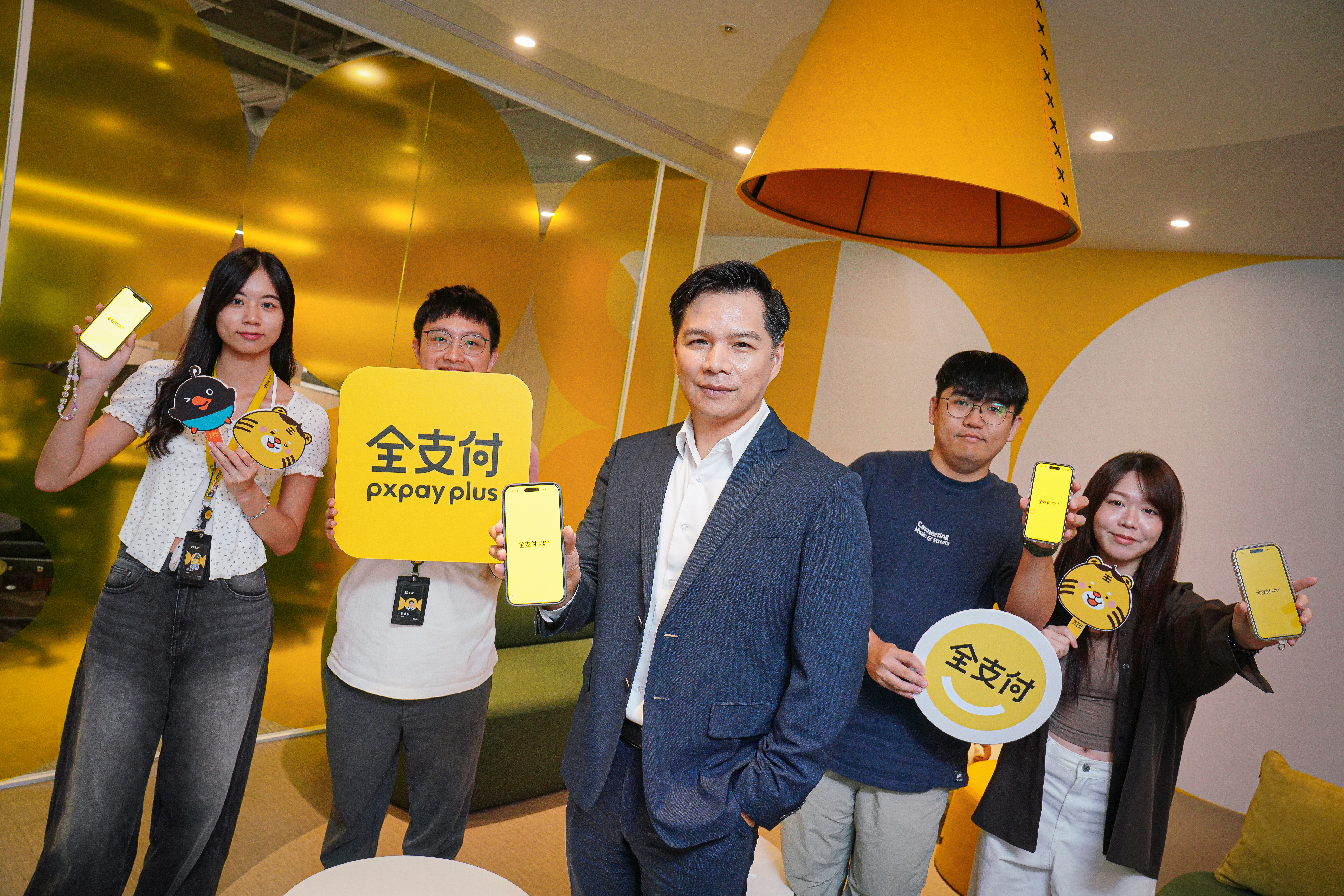 全支付總經理游金榮（前）是全聯董事長林敏雄找進全支付團隊的悍將，三年把全支付拉進電支前三大。