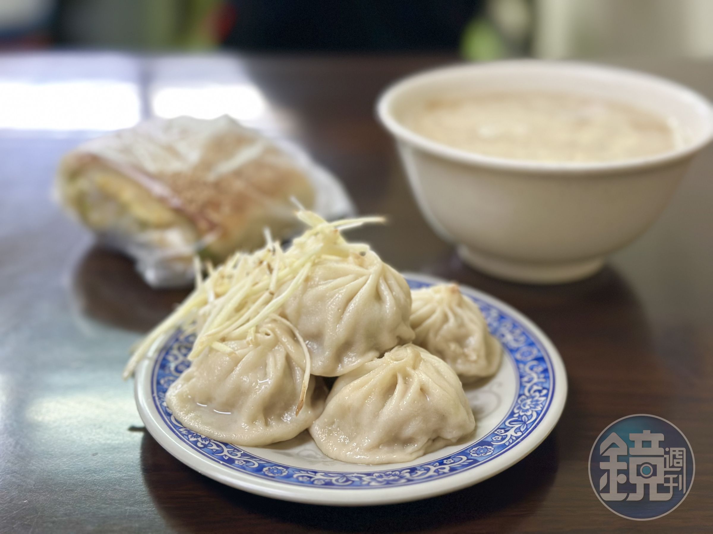 「小籠湯包」外皮薄軟、肉餡鮮美，一口咬下會爆汁。（45元／半籠、5個）