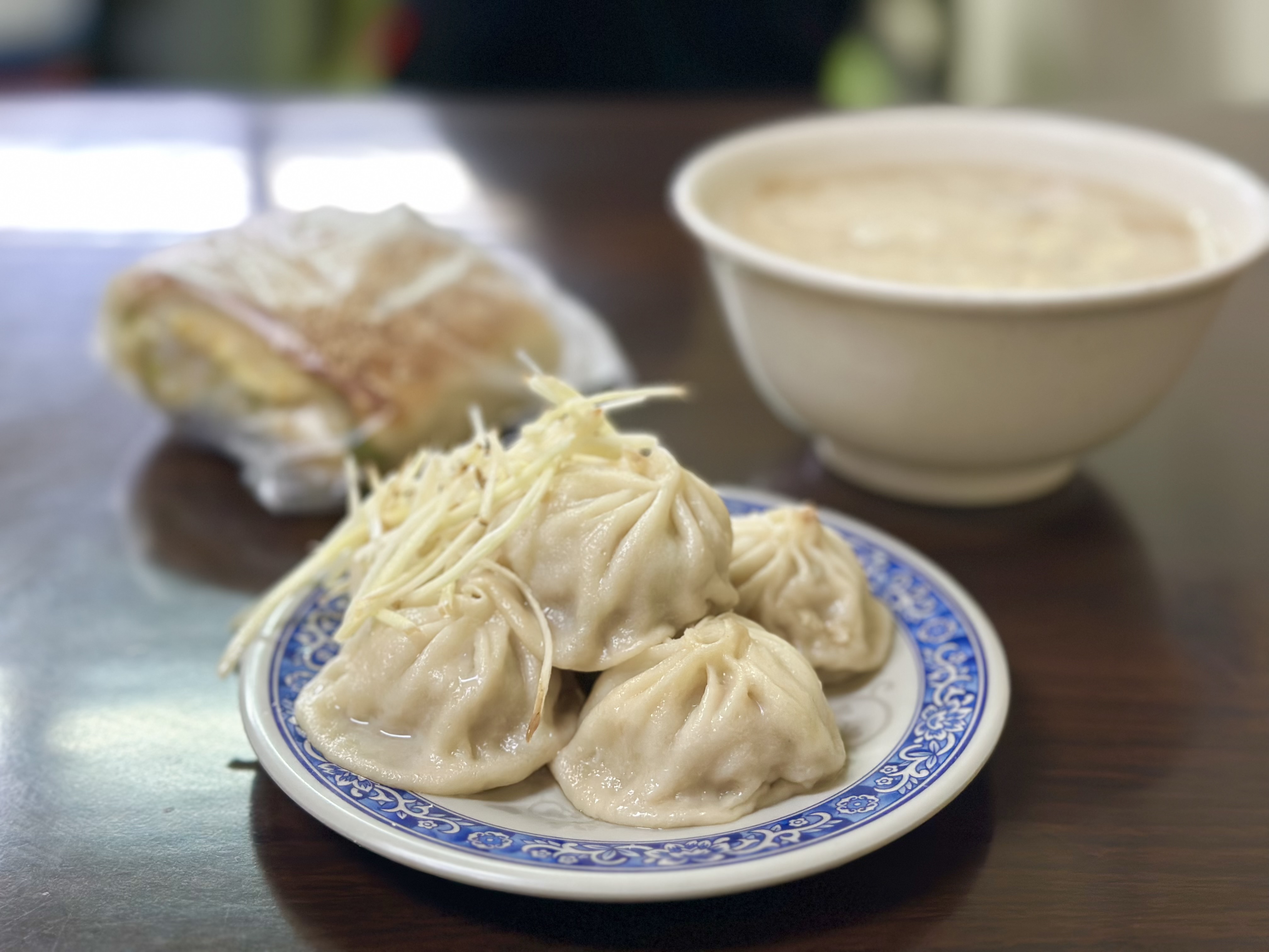 「小籠湯包」外皮薄軟、肉餡鮮美，一口咬下會爆汁。（45元／半籠、5個）