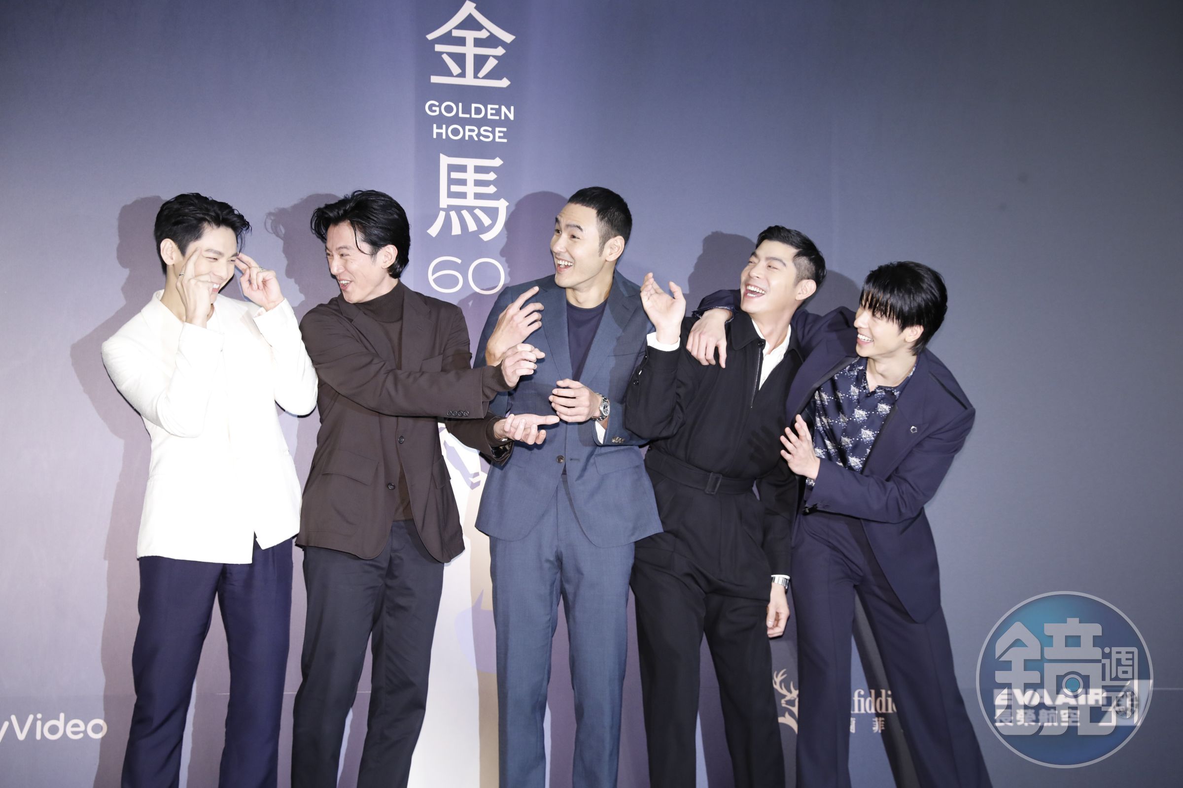 林柏宏（左起）、吳慷仁、阮經天、王柏傑、許光漢，即席演出「搶金馬影帝獎座」的高難度拍照活動。