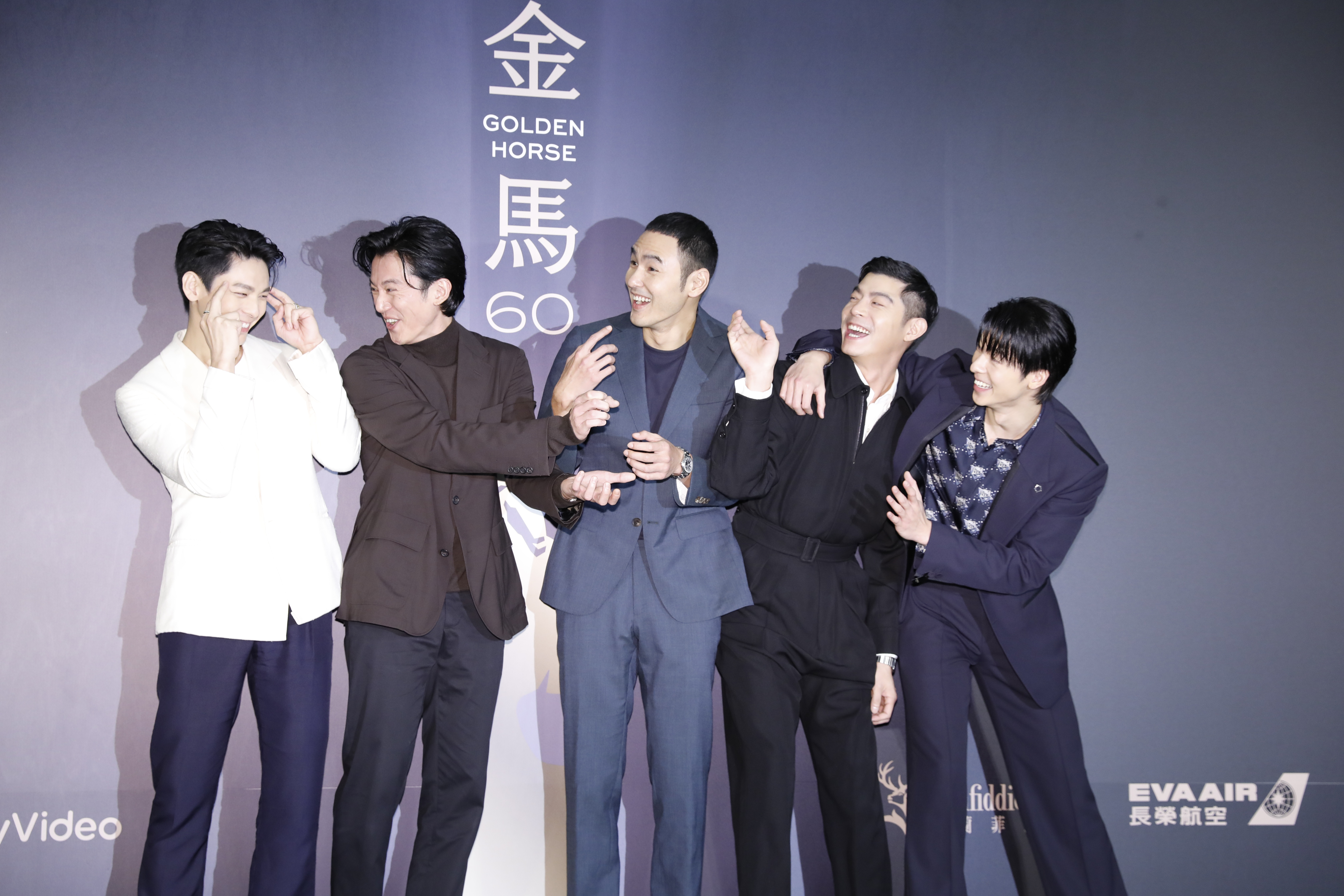 林柏宏（左起）、吳慷仁、阮經天、王柏傑、許光漢，即席演出「搶金馬影帝獎座」的高難度拍照活動。