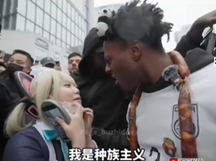 美千萬網紅「IShow Speed」到中國直播遇妹子歧視、香蕉侮辱，中共直呼「展現真實中國」。（翻自X平台）