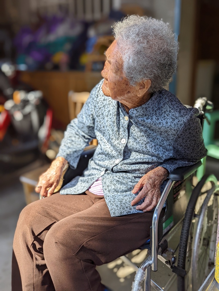 高齡的阿嬤也引頸期盼神明來到。